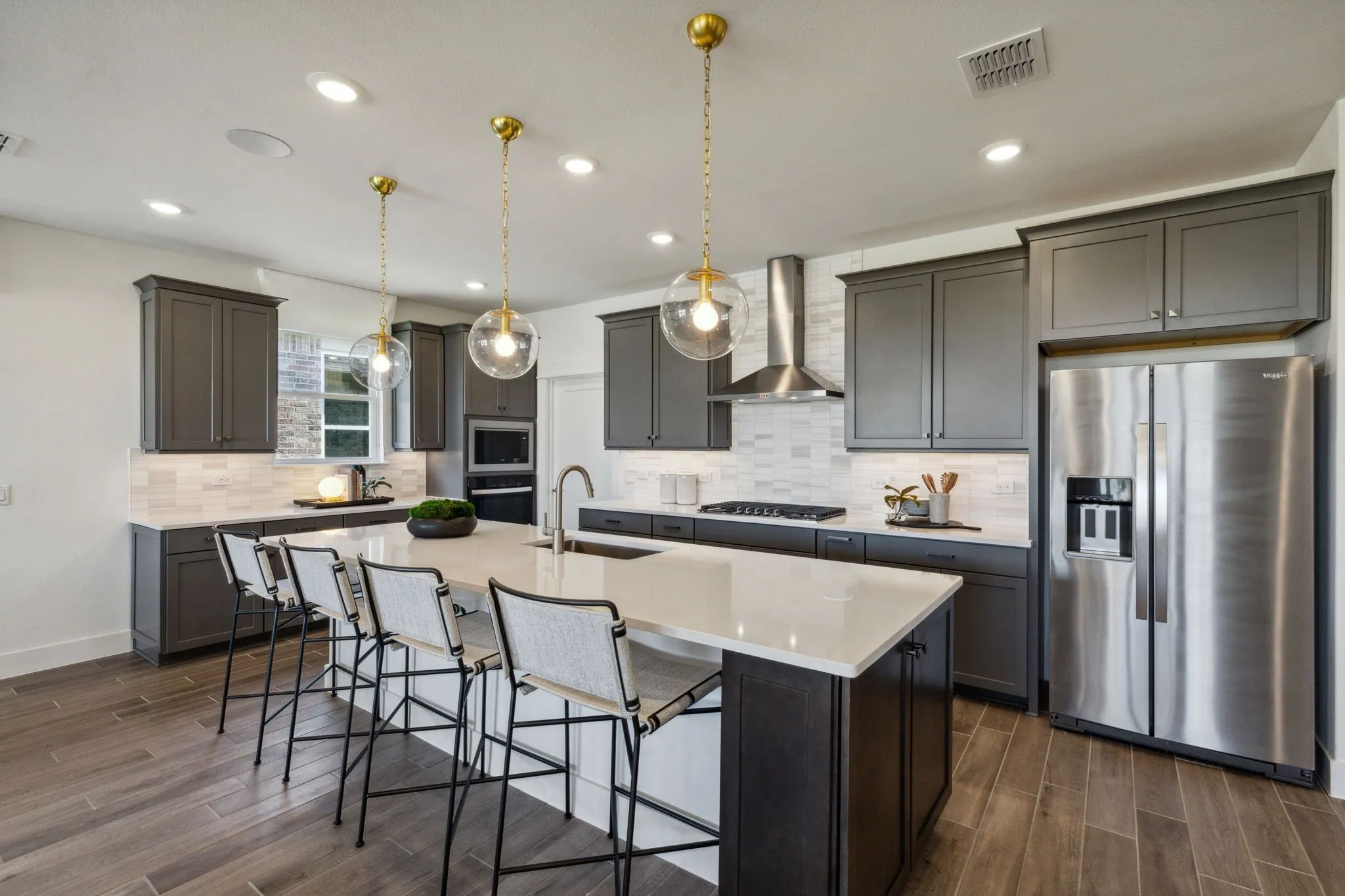 *Model Representation - Spacious kitchen with eat-in bartop island