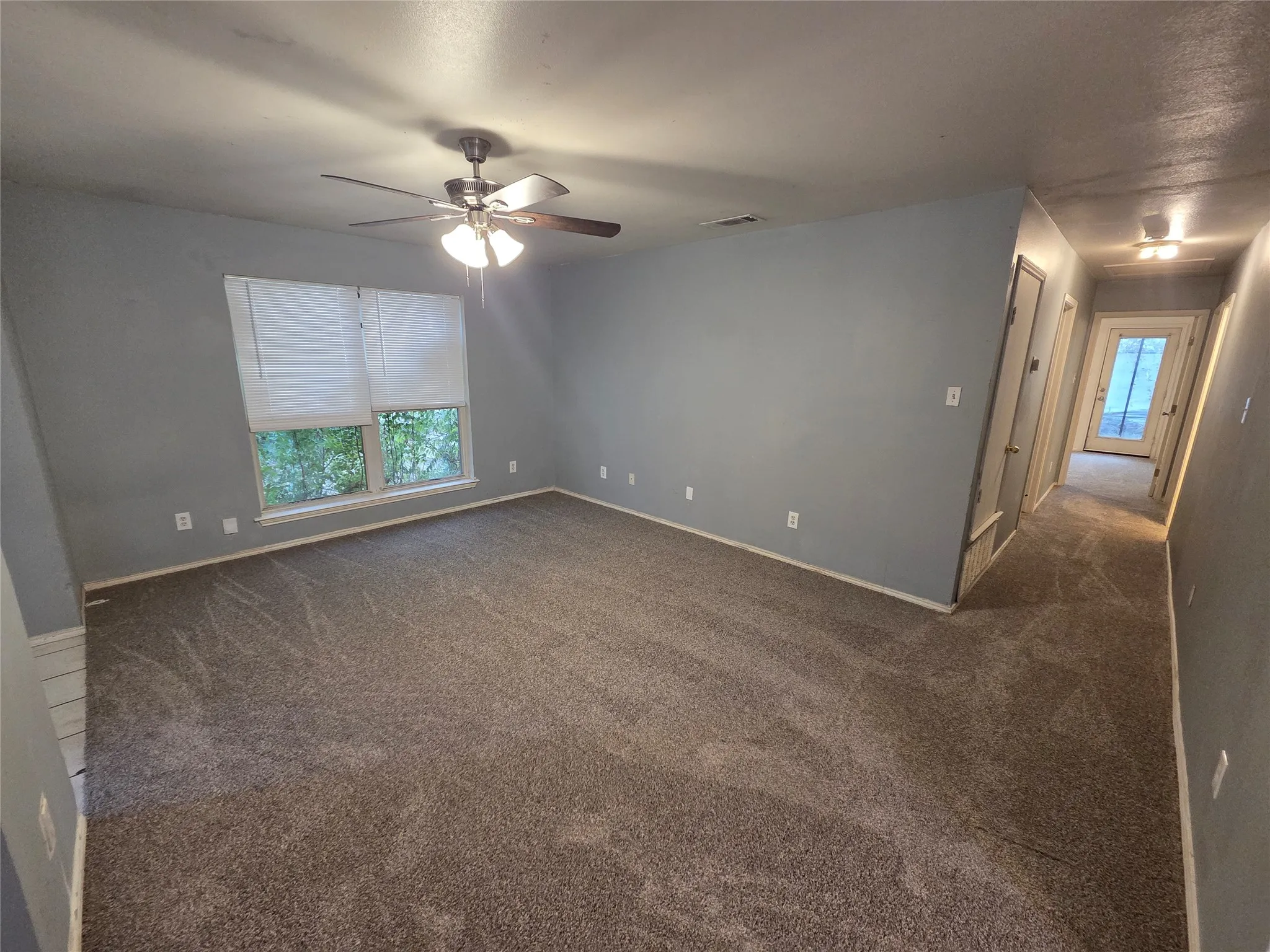 Single Family Residence For Rent in Tarrant County , 900 Naomi Lane A, Arlington, Texas 76011, 3 Bedroom, 2 Bathroom, Garage spaces, 1,260 Sqft, built in 2003, mls#21382334, Real Estate Agent in Arlington, Homes For Rent in Tarrant county, Homes For Rent in Arlington, Realtor in Arlington Texas, Real Estate Brokerage Independent Realty Texas, Luminita Cordes Realtor