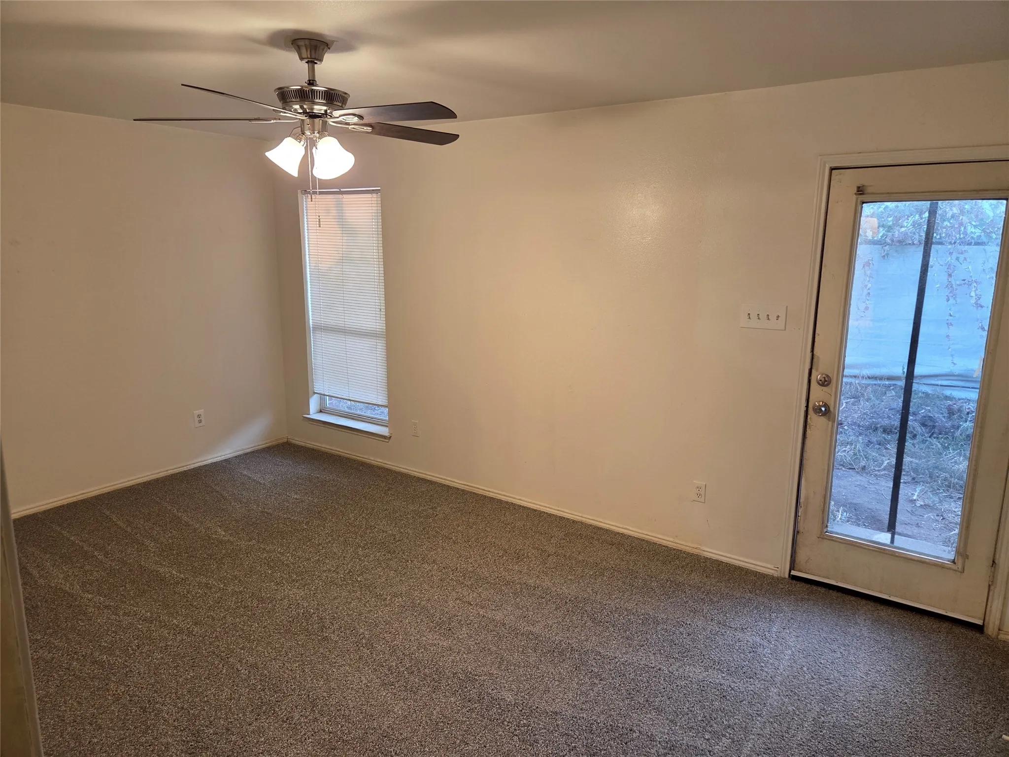 Single Family Residence For Rent in Tarrant County , 900 Naomi Lane A, Arlington, Texas 76011, 3 Bedroom, 2 Bathroom, Garage spaces, 1,260 Sqft, built in 2003, mls#21382334, Real Estate Agent in Arlington, Homes For Rent in Tarrant county, Homes For Rent in Arlington, Realtor in Arlington Texas, Real Estate Brokerage Independent Realty Texas, Luminita Cordes Realtor