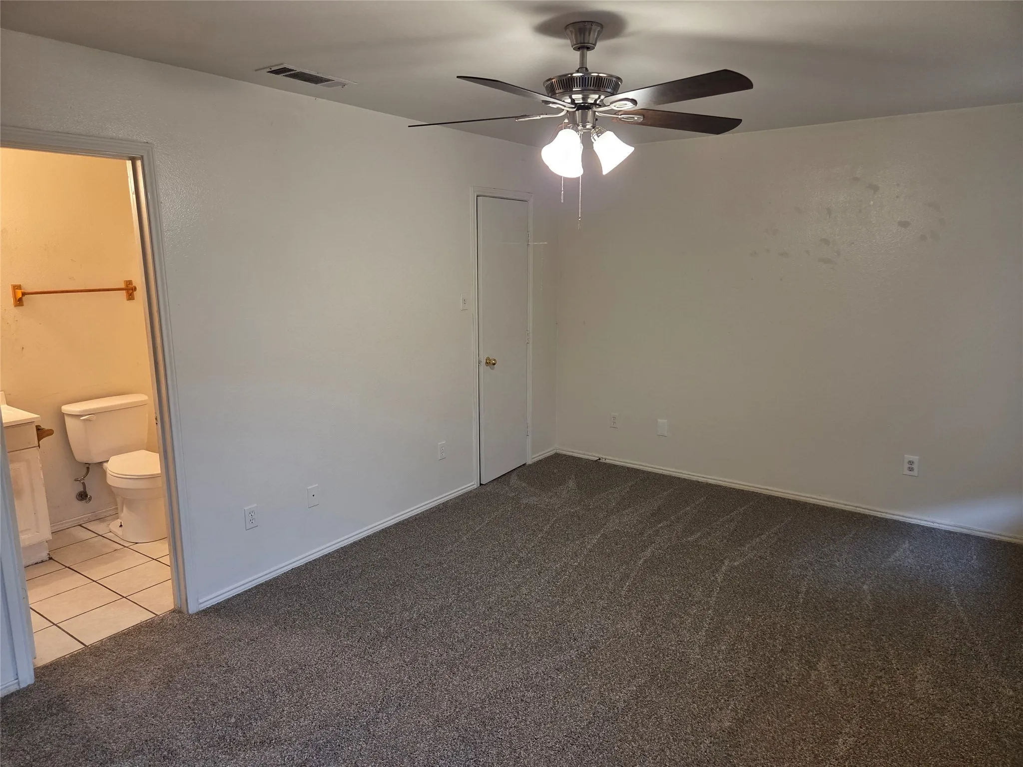 Single Family Residence For Rent in Tarrant County , 900 Naomi Lane A, Arlington, Texas 76011, 3 Bedroom, 2 Bathroom, Garage spaces, 1,260 Sqft, built in 2003, mls#21382334, Real Estate Agent in Arlington, Homes For Rent in Tarrant county, Homes For Rent in Arlington, Realtor in Arlington Texas, Real Estate Brokerage Independent Realty Texas, Luminita Cordes Realtor