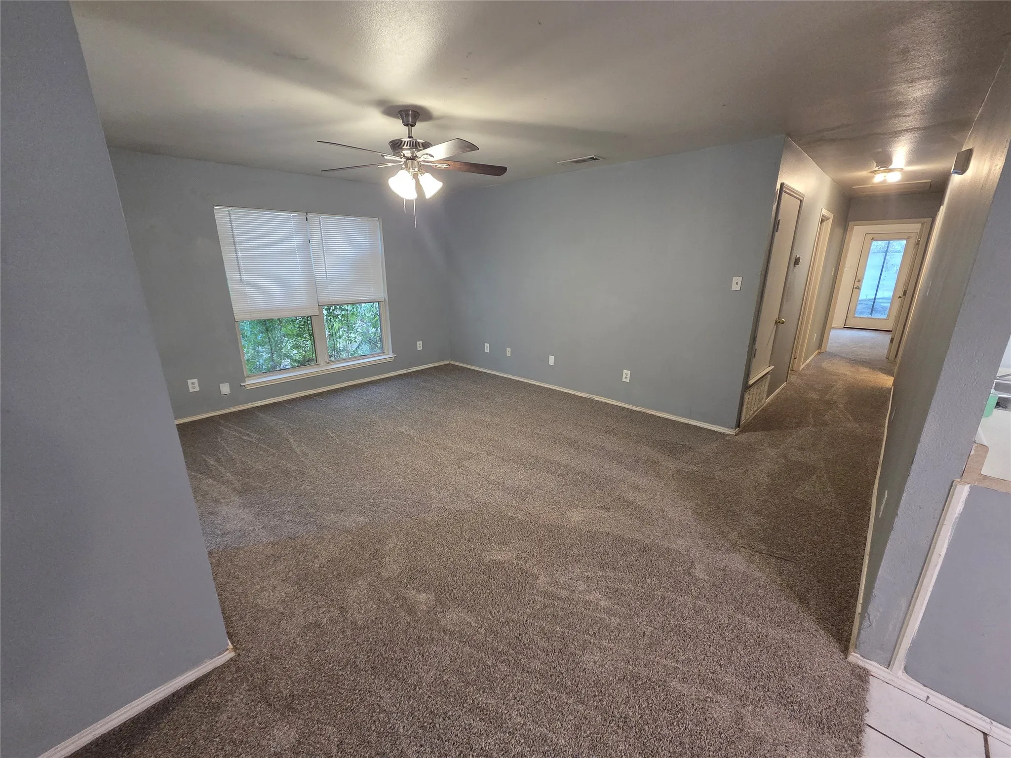 Single Family Residence For Rent in Tarrant County , 900 Naomi Lane A, Arlington, Texas 76011, 3 Bedroom, 2 Bathroom, Garage spaces, 1,260 Sqft, built in 2003, mls#21382334, Real Estate Agent in Arlington, Homes For Rent in Tarrant county, Homes For Rent in Arlington, Realtor in Arlington Texas, Real Estate Brokerage Independent Realty Texas, Luminita Cordes Realtor