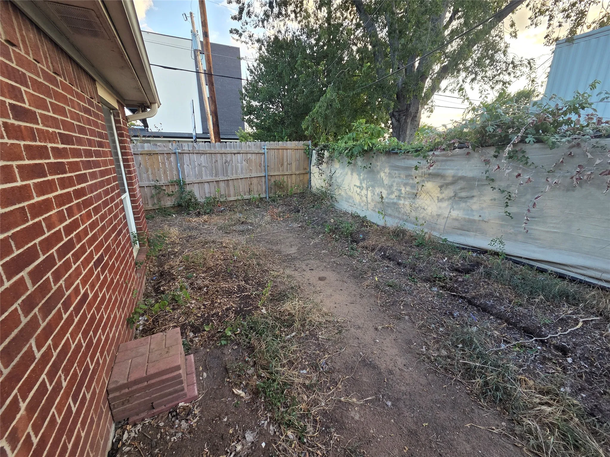 Single Family Residence For Rent in Tarrant County , 900 Naomi Lane A, Arlington, Texas 76011, 3 Bedroom, 2 Bathroom, Garage spaces, 1,260 Sqft, built in 2003, mls#21382334, Real Estate Agent in Arlington, Homes For Rent in Tarrant county, Homes For Rent in Arlington, Realtor in Arlington Texas, Real Estate Brokerage Independent Realty Texas, Luminita Cordes Realtor