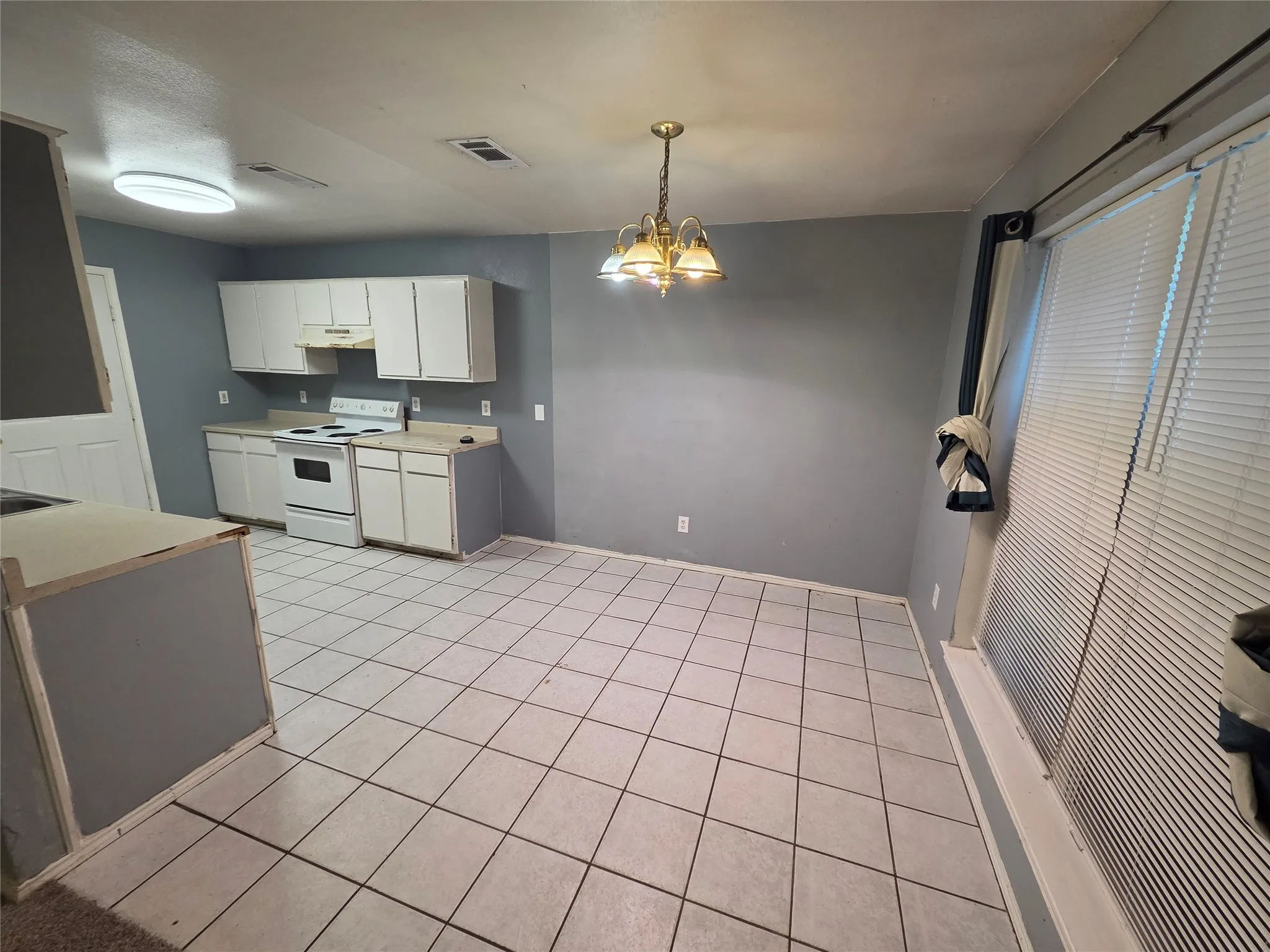 Single Family Residence For Rent in Tarrant County , 900 Naomi Lane A, Arlington, Texas 76011, 3 Bedroom, 2 Bathroom, Garage spaces, 1,260 Sqft, built in 2003, mls#21382334, Real Estate Agent in Arlington, Homes For Rent in Tarrant county, Homes For Rent in Arlington, Realtor in Arlington Texas, Real Estate Brokerage Independent Realty Texas, Luminita Cordes Realtor