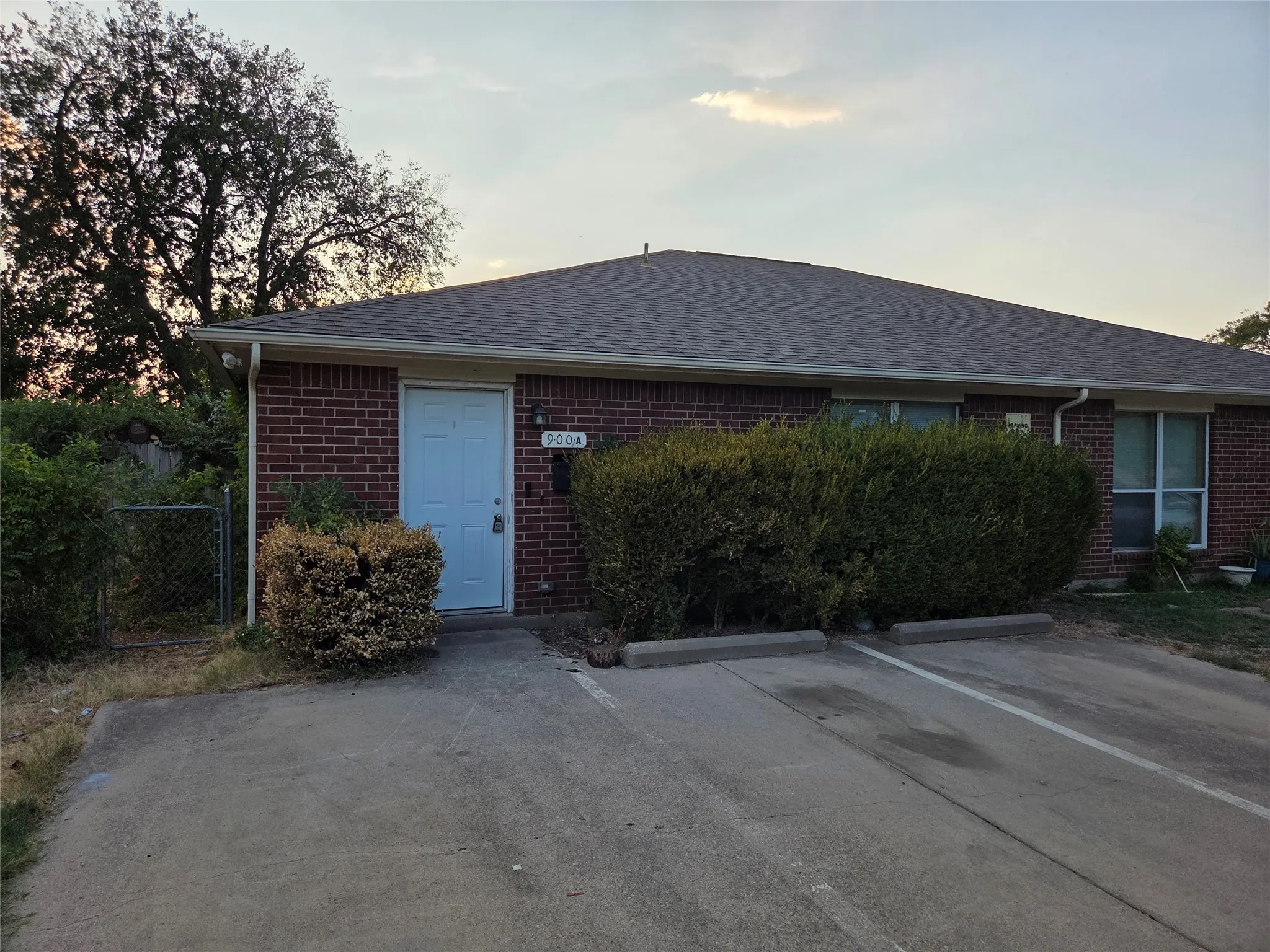 Single Family Residence For Rent in Tarrant County , 900 Naomi Lane A, Arlington, Texas 76011, 3 Bedroom, 2 Bathroom, Garage spaces, 1,260 Sqft, built in 2003, mls#21382334, Real Estate Agent in Arlington, Homes For Rent in Tarrant county, Homes For Rent in Arlington, Realtor in Arlington Texas, Real Estate Brokerage Independent Realty Texas, Luminita Cordes Realtor
