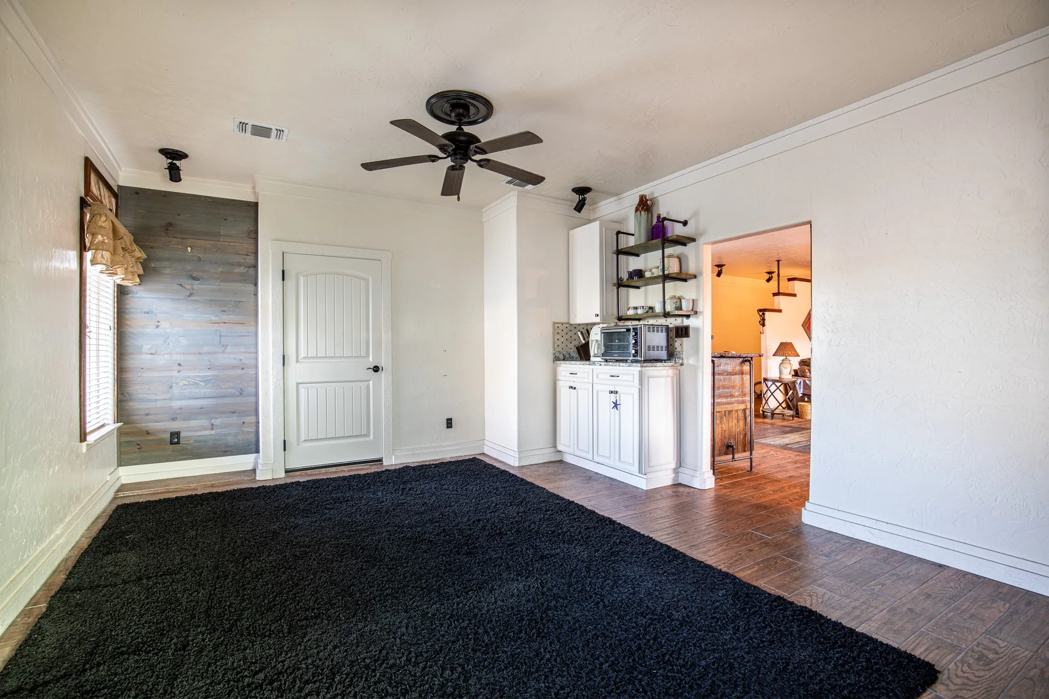 Single Family Residence For Sale in Tarrant County , 4901 Bucking Bronc Drive, Fort Worth, Texas 76126, 4 Bedroom, 4 Bathroom, 3 Garage spaces, 4,620 Sqft, built in 2011, mls#21382152, Real Estate Agent in Fort Worth, Homes For Sale in Tarrant county, Homes For Sale in Fort Worth, Realtor in Fort Worth Texas, Real Estate Brokerage Independent Realty Texas, Luminita Cordes Realtor