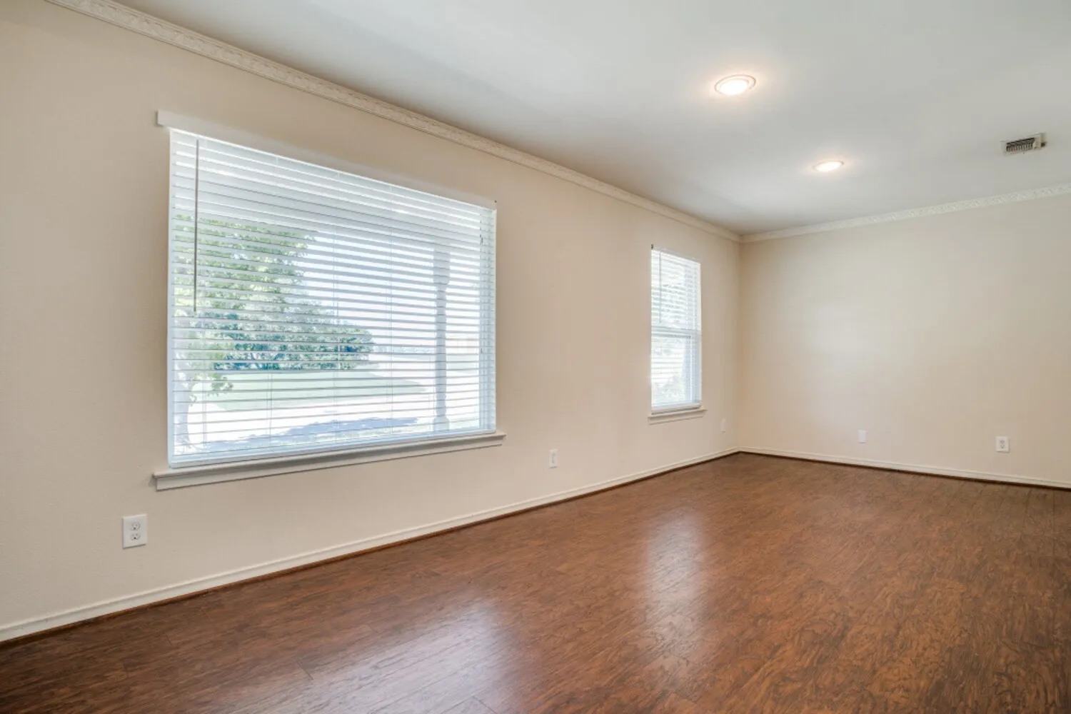 Single Family Residence For Rent in Dallas County , 604 N Young Boulevard, De Soto, Texas 75115, 4 Bedroom, 2 Bathroom, 2 Garage spaces, 1,732 Sqft, built in 1964, mls#21382473, Real Estate Agent in De Soto, Homes For Rent in Dallas county, Homes For Rent in De Soto, Realtor in De Soto Texas, Real Estate Brokerage Independent Realty Texas, Luminita Cordes Realtor