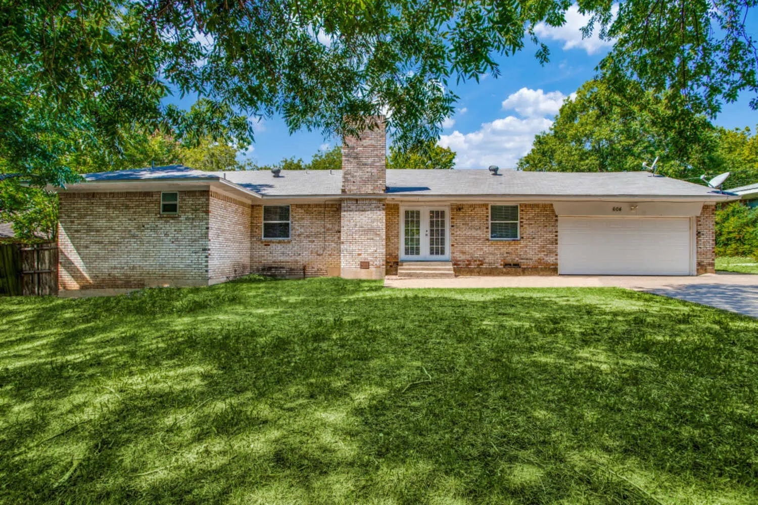 Single Family Residence For Rent in Dallas County , 604 N Young Boulevard, De Soto, Texas 75115, 4 Bedroom, 2 Bathroom, 2 Garage spaces, 1,732 Sqft, built in 1964, mls#21382473, Real Estate Agent in De Soto, Homes For Rent in Dallas county, Homes For Rent in De Soto, Realtor in De Soto Texas, Real Estate Brokerage Independent Realty Texas, Luminita Cordes Realtor