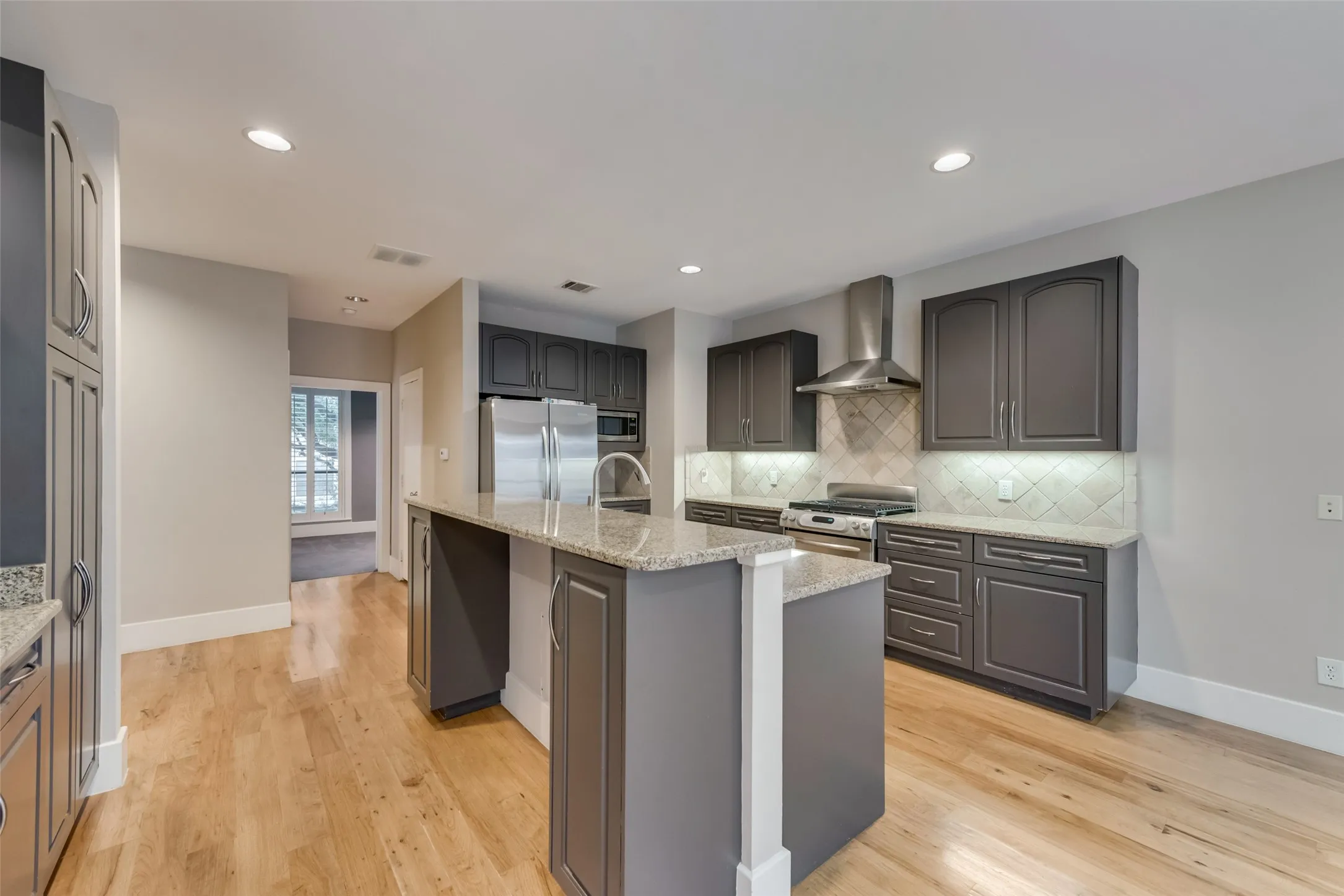 Condominium For Rent in Dallas County , 2606 Shelby Avenue 101, Dallas, Texas 75219, 3 Bedroom, 3 Bathroom, 2 Garage spaces, 2,472 Sqft, built in 2005, mls#21380553, Real Estate Agent in Dallas, Homes For Rent in Dallas county, Homes For Rent in Dallas, Realtor in Dallas Texas, Real Estate Brokerage Independent Realty Texas, Luminita Cordes Realtor