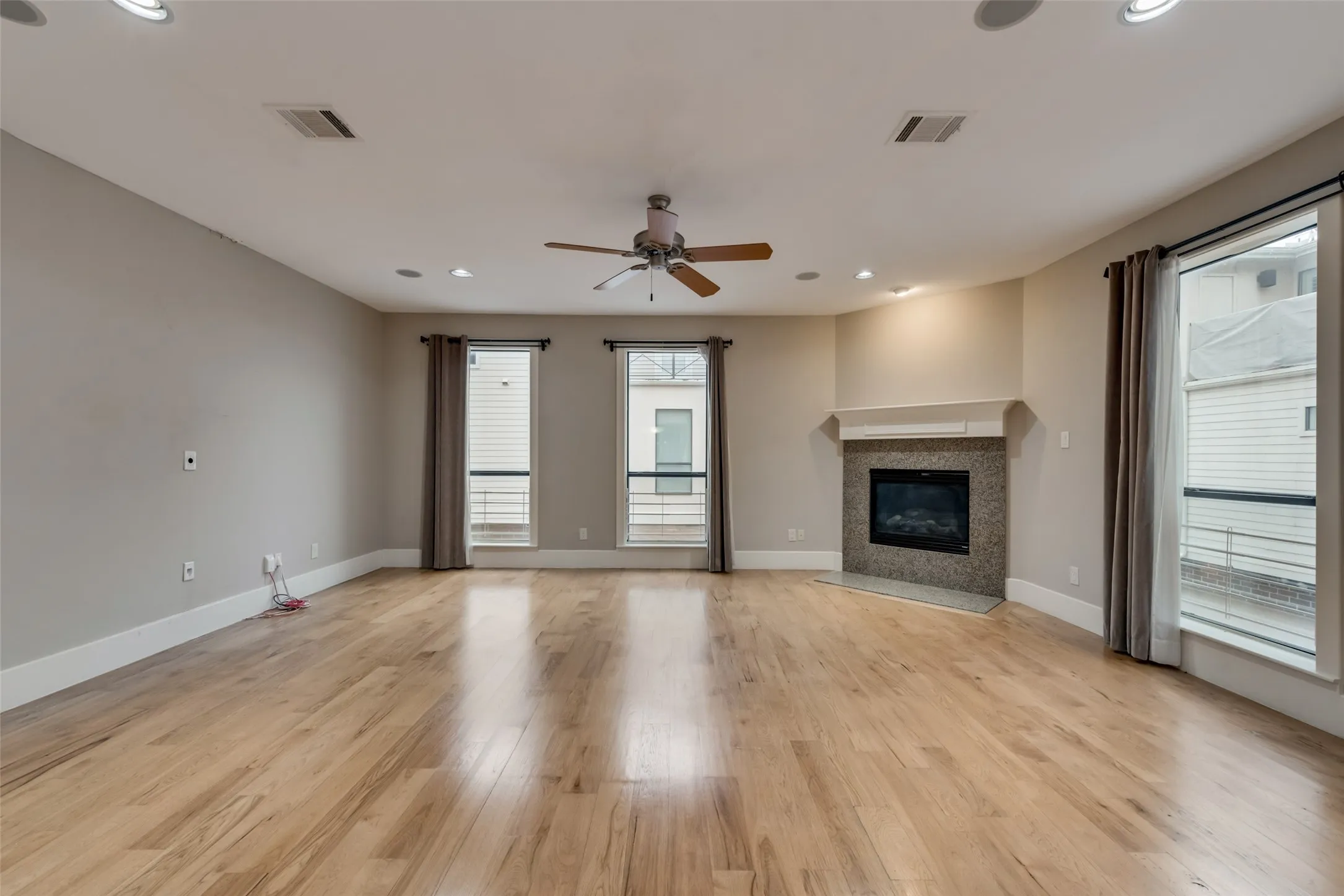 Condominium For Rent in Dallas County , 2606 Shelby Avenue 101, Dallas, Texas 75219, 3 Bedroom, 3 Bathroom, 2 Garage spaces, 2,472 Sqft, built in 2005, mls#21380553, Real Estate Agent in Dallas, Homes For Rent in Dallas county, Homes For Rent in Dallas, Realtor in Dallas Texas, Real Estate Brokerage Independent Realty Texas, Luminita Cordes Realtor