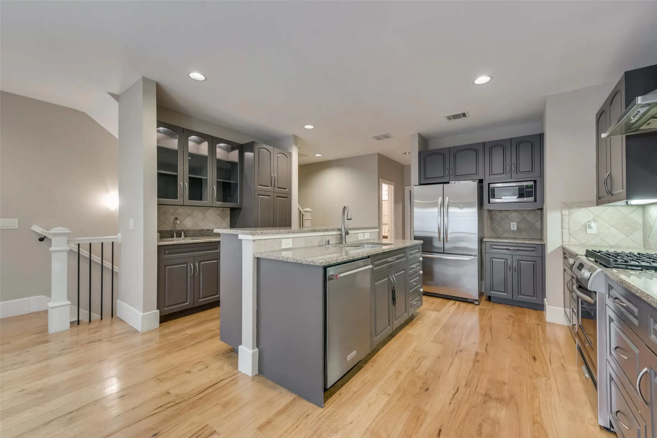 Condominium For Rent in Dallas County , 2606 Shelby Avenue 101, Dallas, Texas 75219, 3 Bedroom, 3 Bathroom, 2 Garage spaces, 2,472 Sqft, built in 2005, mls#21380553, Real Estate Agent in Dallas, Homes For Rent in Dallas county, Homes For Rent in Dallas, Realtor in Dallas Texas, Real Estate Brokerage Independent Realty Texas, Luminita Cordes Realtor