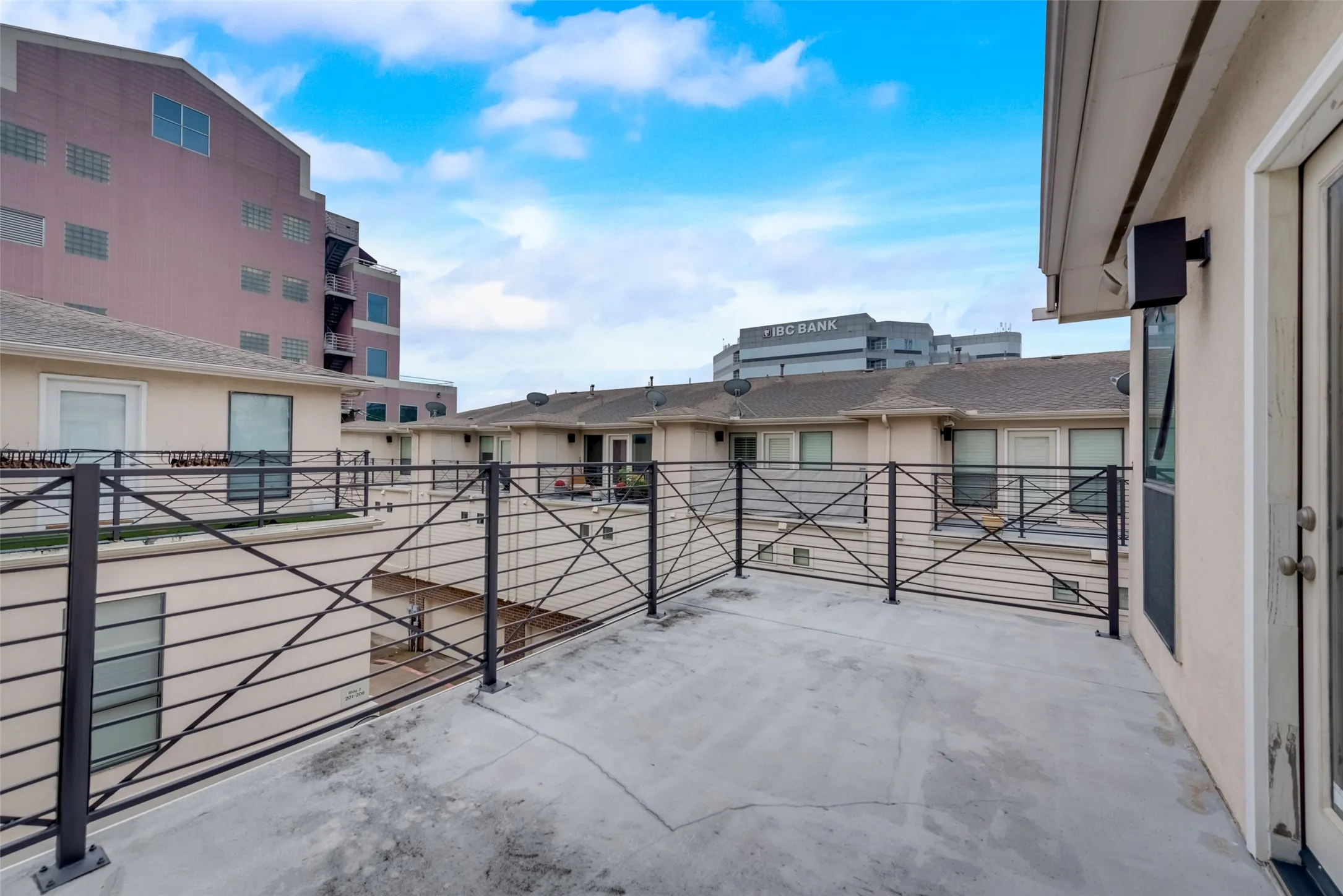 Condominium For Rent in Dallas County , 2606 Shelby Avenue 101, Dallas, Texas 75219, 3 Bedroom, 3 Bathroom, 2 Garage spaces, 2,472 Sqft, built in 2005, mls#21380553, Real Estate Agent in Dallas, Homes For Rent in Dallas county, Homes For Rent in Dallas, Realtor in Dallas Texas, Real Estate Brokerage Independent Realty Texas, Luminita Cordes Realtor