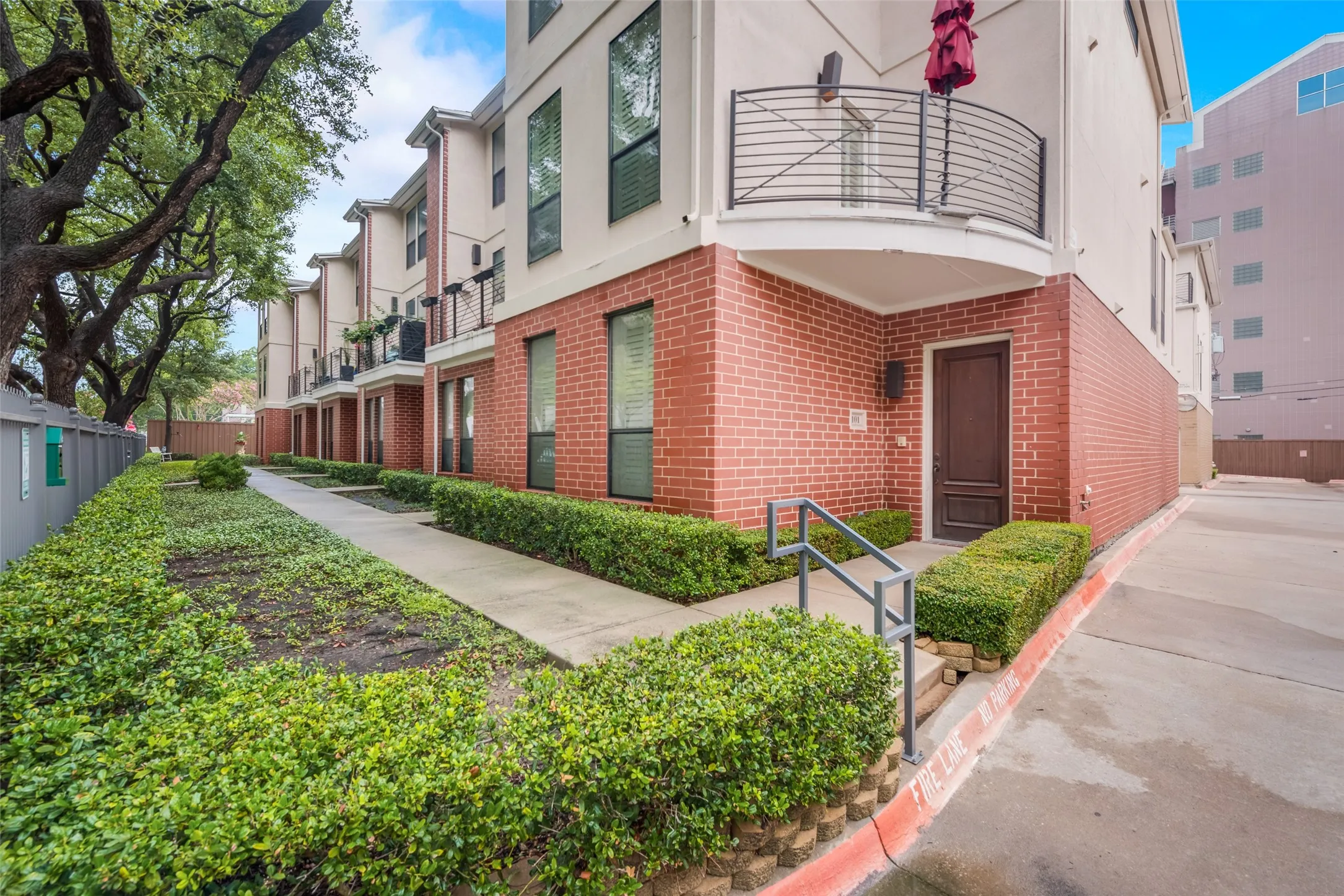 Condominium For Rent in Dallas County , 2606 Shelby Avenue 101, Dallas, Texas 75219, 3 Bedroom, 3 Bathroom, 2 Garage spaces, 2,472 Sqft, built in 2005, mls#21380553, Real Estate Agent in Dallas, Homes For Rent in Dallas county, Homes For Rent in Dallas, Realtor in Dallas Texas, Real Estate Brokerage Independent Realty Texas, Luminita Cordes Realtor