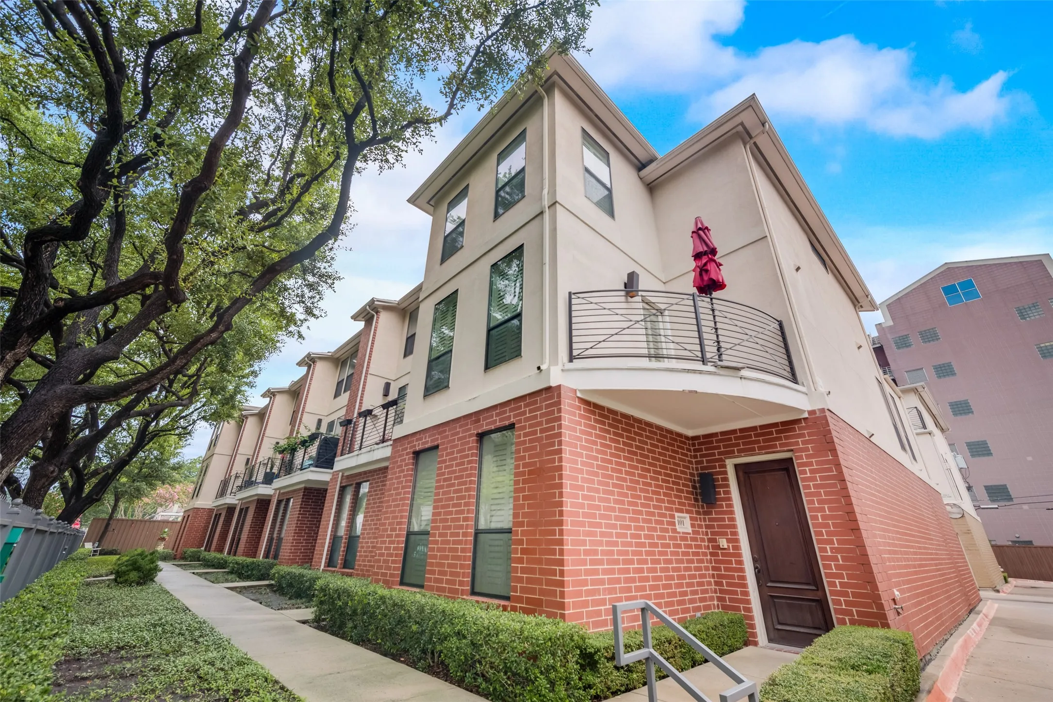 Condominium For Rent in Dallas County , 2606 Shelby Avenue 101, Dallas, Texas 75219, 3 Bedroom, 3 Bathroom, 2 Garage spaces, 2,472 Sqft, built in 2005, mls#21380553, Real Estate Agent in Dallas, Homes For Rent in Dallas county, Homes For Rent in Dallas, Realtor in Dallas Texas, Real Estate Brokerage Independent Realty Texas, Luminita Cordes Realtor