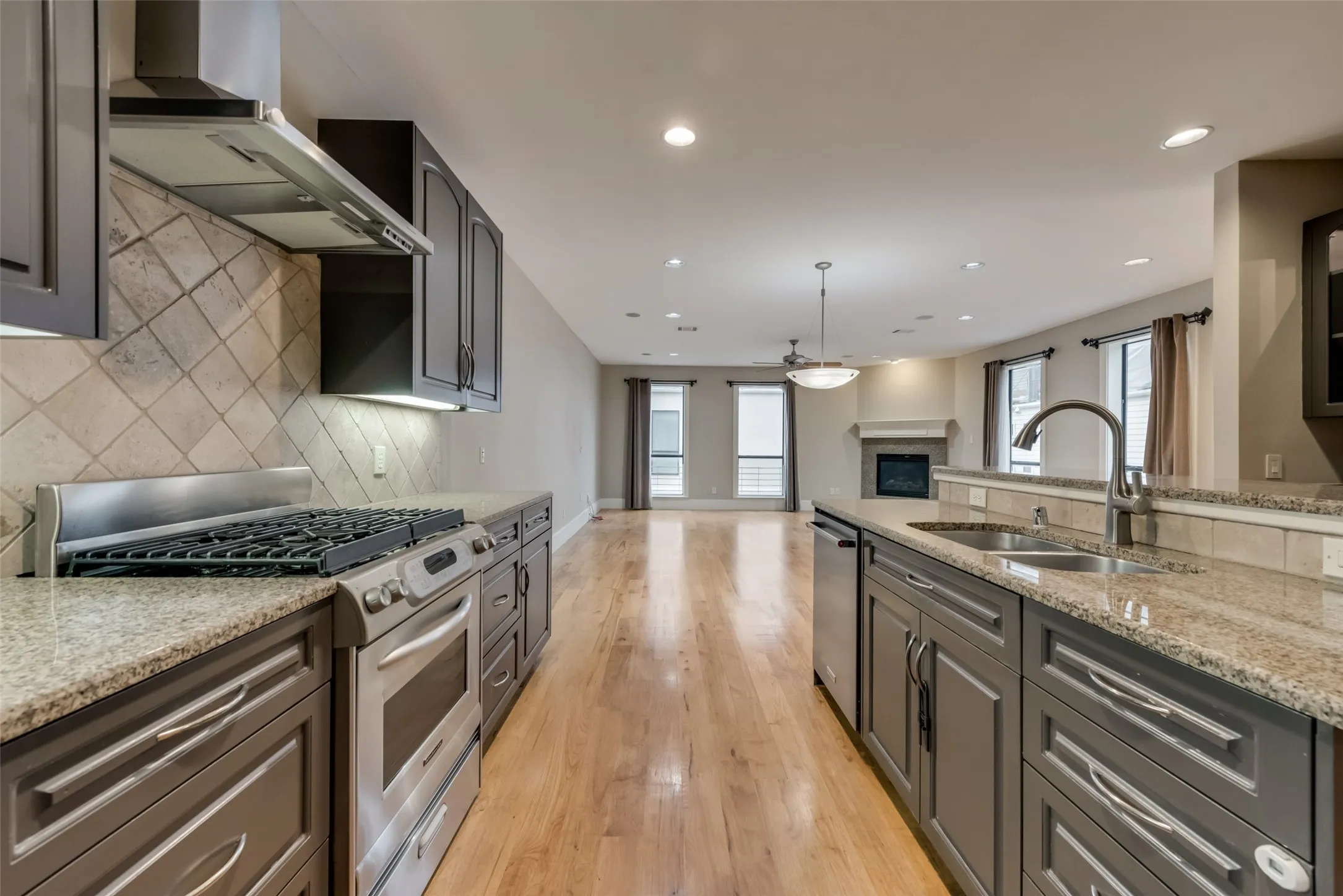 Condominium For Rent in Dallas County , 2606 Shelby Avenue 101, Dallas, Texas 75219, 3 Bedroom, 3 Bathroom, 2 Garage spaces, 2,472 Sqft, built in 2005, mls#21380553, Real Estate Agent in Dallas, Homes For Rent in Dallas county, Homes For Rent in Dallas, Realtor in Dallas Texas, Real Estate Brokerage Independent Realty Texas, Luminita Cordes Realtor