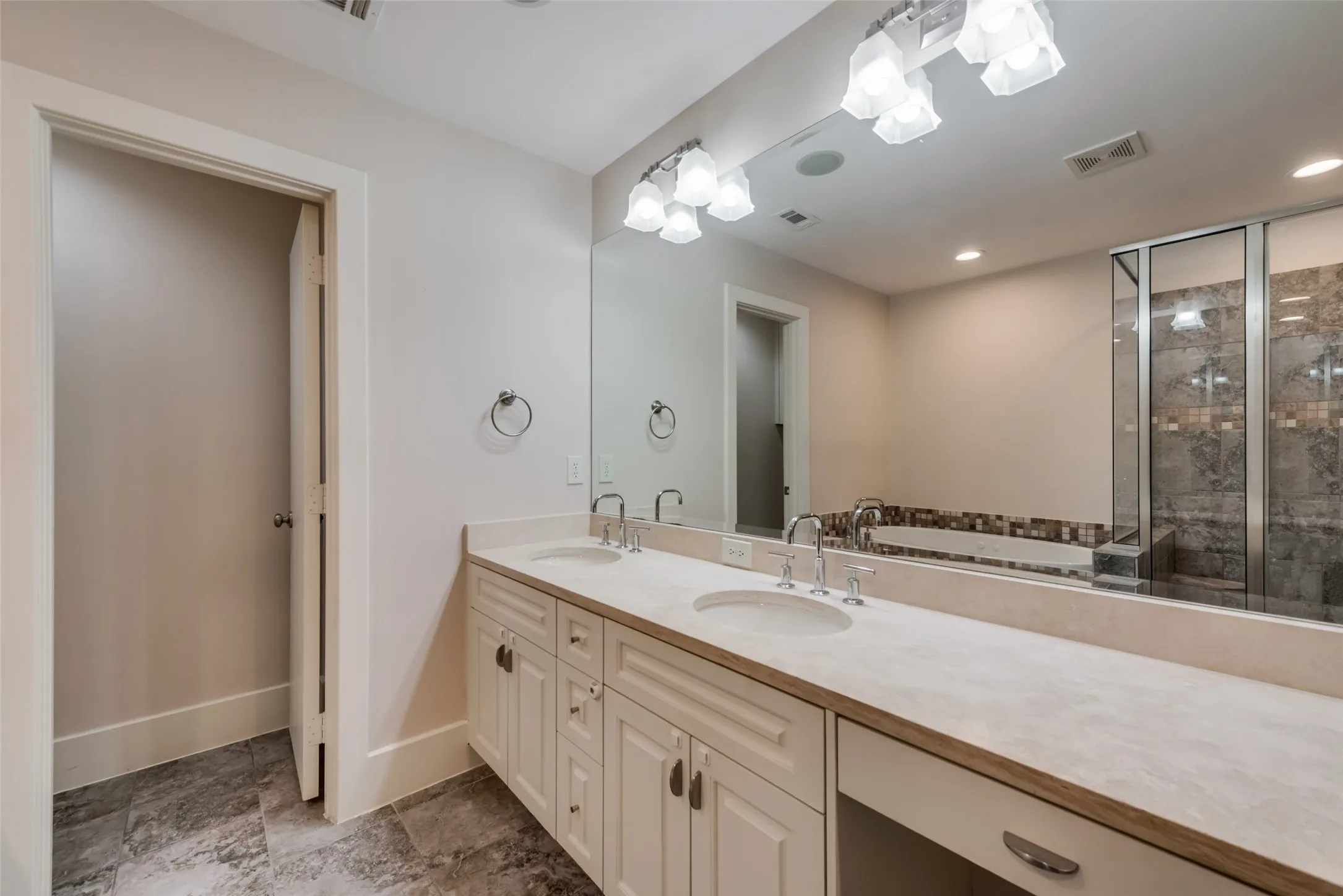 Condominium For Rent in Dallas County , 2606 Shelby Avenue 101, Dallas, Texas 75219, 3 Bedroom, 3 Bathroom, 2 Garage spaces, 2,472 Sqft, built in 2005, mls#21380553, Real Estate Agent in Dallas, Homes For Rent in Dallas county, Homes For Rent in Dallas, Realtor in Dallas Texas, Real Estate Brokerage Independent Realty Texas, Luminita Cordes Realtor