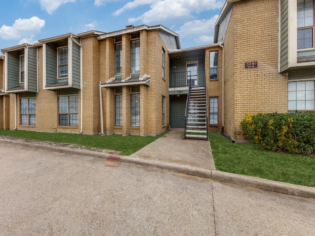 Condominium For Sale in Dallas County , 5801 Lake Hubbard Parkway 103, Garland, Texas 75043, 2 Bedroom, 1 Bathroom, Garage spaces, 779 Sqft, built in 1983, mls#21382474, Real Estate Agent in Garland, Homes For Sale in Dallas county, Homes For Sale in Garland, Realtor in Garland Texas, Real Estate Brokerage Independent Realty Texas, Luminita Cordes Realtor