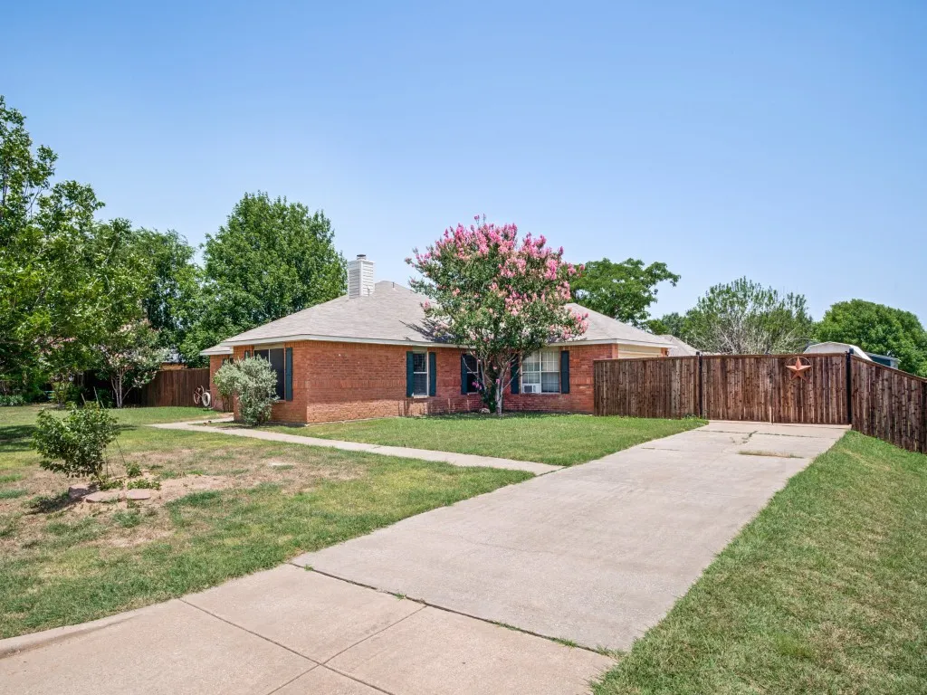Single Family Residence For Sale in Denton County , 1036 Summit Drive, Justin, Texas 76247, 3 Bedroom, 2 Bathroom, 2 Garage spaces, 1,674 Sqft, built in 1998, mls#21381613, Real Estate Agent in Justin, Homes For Sale in Denton county, Homes For Sale in Justin, Realtor in Justin Texas, Real Estate Brokerage Independent Realty Texas, Luminita Cordes Realtor