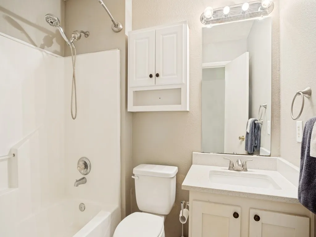 Single Family Residence For Sale in Denton County , 1036 Summit Drive, Justin, Texas 76247, 3 Bedroom, 2 Bathroom, 2 Garage spaces, 1,674 Sqft, built in 1998, mls#21381613, Real Estate Agent in Justin, Homes For Sale in Denton county, Homes For Sale in Justin, Realtor in Justin Texas, Real Estate Brokerage Independent Realty Texas, Luminita Cordes Realtor