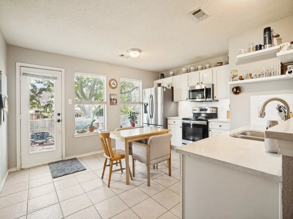 Single Family Residence For Sale in Denton County , 1036 Summit Drive, Justin, Texas 76247, 3 Bedroom, 2 Bathroom, 2 Garage spaces, 1,674 Sqft, built in 1998, mls#21381613, Real Estate Agent in Justin, Homes For Sale in Denton county, Homes For Sale in Justin, Realtor in Justin Texas, Real Estate Brokerage Independent Realty Texas, Luminita Cordes Realtor