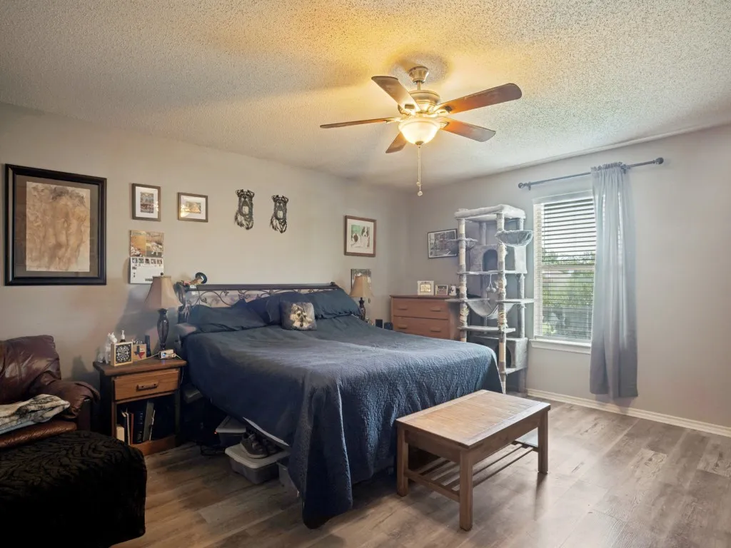 Extra large primary bedroom! 18 x 16
