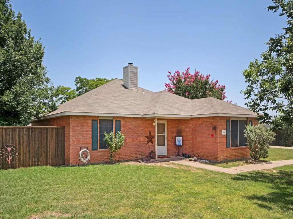 Single Family Residence For Sale in Denton County , 1036 Summit Drive, Justin, Texas 76247, 3 Bedroom, 2 Bathroom, 2 Garage spaces, 1,674 Sqft, built in 1998, mls#21381613, Real Estate Agent in Justin, Homes For Sale in Denton county, Homes For Sale in Justin, Realtor in Justin Texas, Real Estate Brokerage Independent Realty Texas, Luminita Cordes Realtor