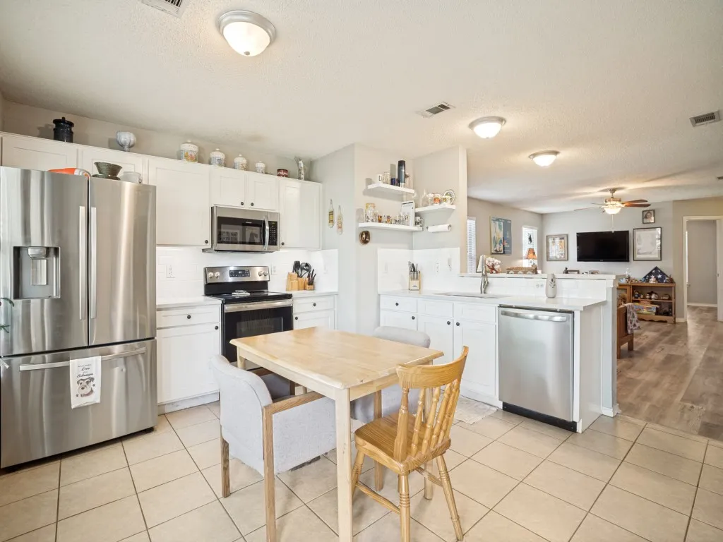 Single Family Residence For Sale in Denton County , 1036 Summit Drive, Justin, Texas 76247, 3 Bedroom, 2 Bathroom, 2 Garage spaces, 1,674 Sqft, built in 1998, mls#21381613, Real Estate Agent in Justin, Homes For Sale in Denton county, Homes For Sale in Justin, Realtor in Justin Texas, Real Estate Brokerage Independent Realty Texas, Luminita Cordes Realtor