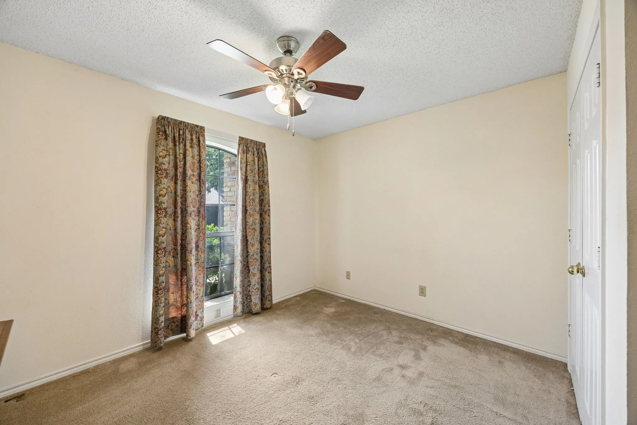 Single Family Residence For Sale in Dallas County , 1913 Pecan Ridge Drive, Rowlett, Texas 75088, 4 Bedroom, 3 Bathroom, 2 Garage spaces, 3,103 Sqft, built in 1985, mls#21382464, Real Estate Agent in Rowlett, Homes For Sale in Dallas county, Homes For Sale in Rowlett, Realtor in Rowlett Texas, Real Estate Brokerage Independent Realty Texas, Luminita Cordes Realtor