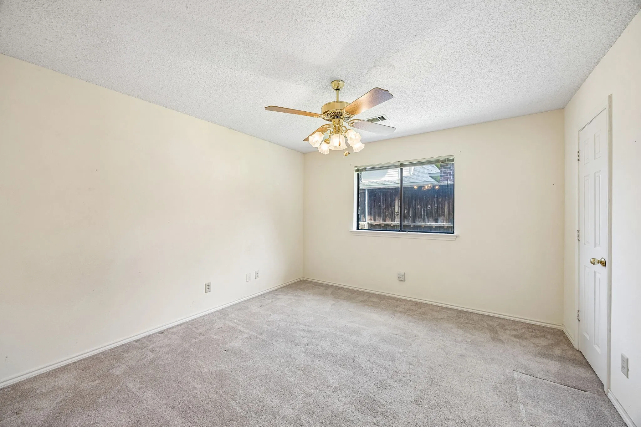 Single Family Residence For Sale in Dallas County , 1913 Pecan Ridge Drive, Rowlett, Texas 75088, 4 Bedroom, 3 Bathroom, 2 Garage spaces, 3,103 Sqft, built in 1985, mls#21382464, Real Estate Agent in Rowlett, Homes For Sale in Dallas county, Homes For Sale in Rowlett, Realtor in Rowlett Texas, Real Estate Brokerage Independent Realty Texas, Luminita Cordes Realtor