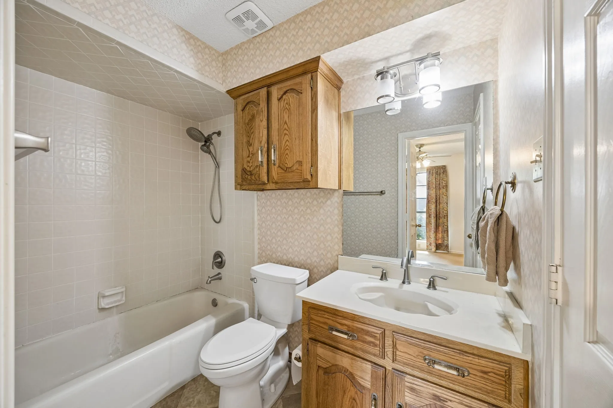Single Family Residence For Sale in Dallas County , 1913 Pecan Ridge Drive, Rowlett, Texas 75088, 4 Bedroom, 3 Bathroom, 2 Garage spaces, 3,103 Sqft, built in 1985, mls#21382464, Real Estate Agent in Rowlett, Homes For Sale in Dallas county, Homes For Sale in Rowlett, Realtor in Rowlett Texas, Real Estate Brokerage Independent Realty Texas, Luminita Cordes Realtor