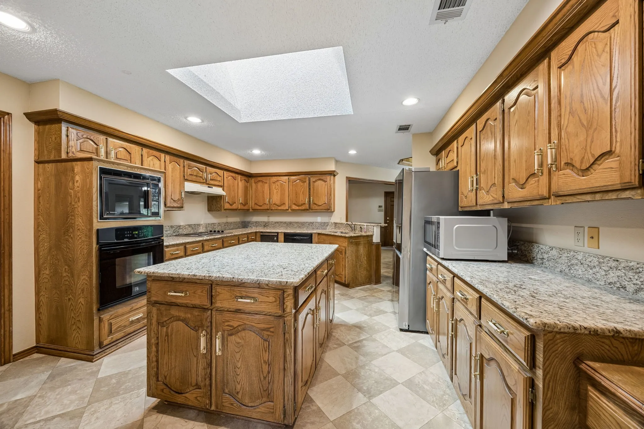 Single Family Residence For Sale in Dallas County , 1913 Pecan Ridge Drive, Rowlett, Texas 75088, 4 Bedroom, 3 Bathroom, 2 Garage spaces, 3,103 Sqft, built in 1985, mls#21382464, Real Estate Agent in Rowlett, Homes For Sale in Dallas county, Homes For Sale in Rowlett, Realtor in Rowlett Texas, Real Estate Brokerage Independent Realty Texas, Luminita Cordes Realtor
