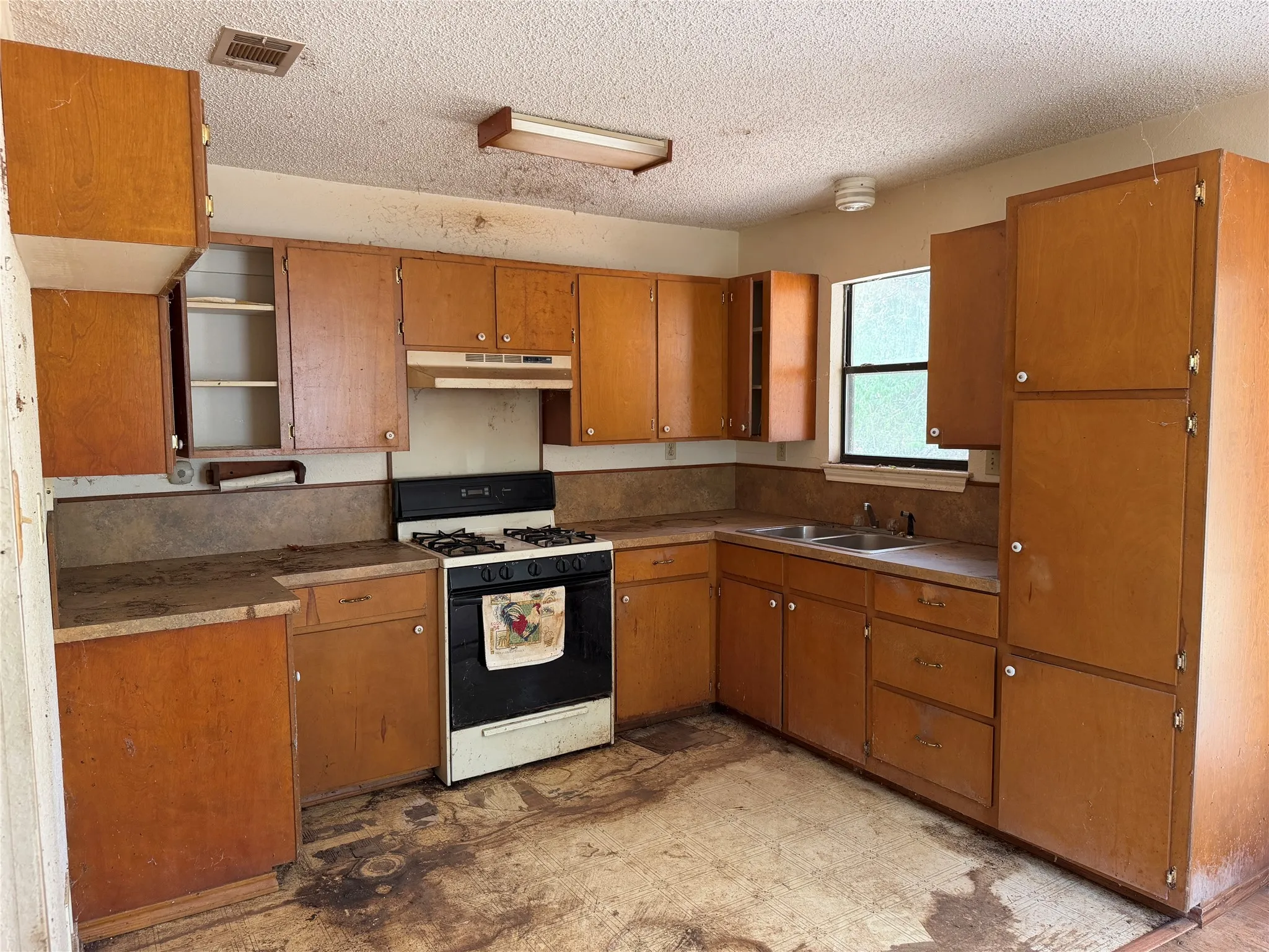 Single Family Residence For Sale in Rains County , 370 Locust Street, Point, Texas 75472, 0, 1 Bathroom, Garage spaces, 1,092 Sqft, built in 1999, mls#21382104, Real Estate Agent in Point, Homes For Sale in Rains county, Homes For Sale in Point, Realtor in Point Texas, Real Estate Brokerage Independent Realty Texas, Luminita Cordes Realtor