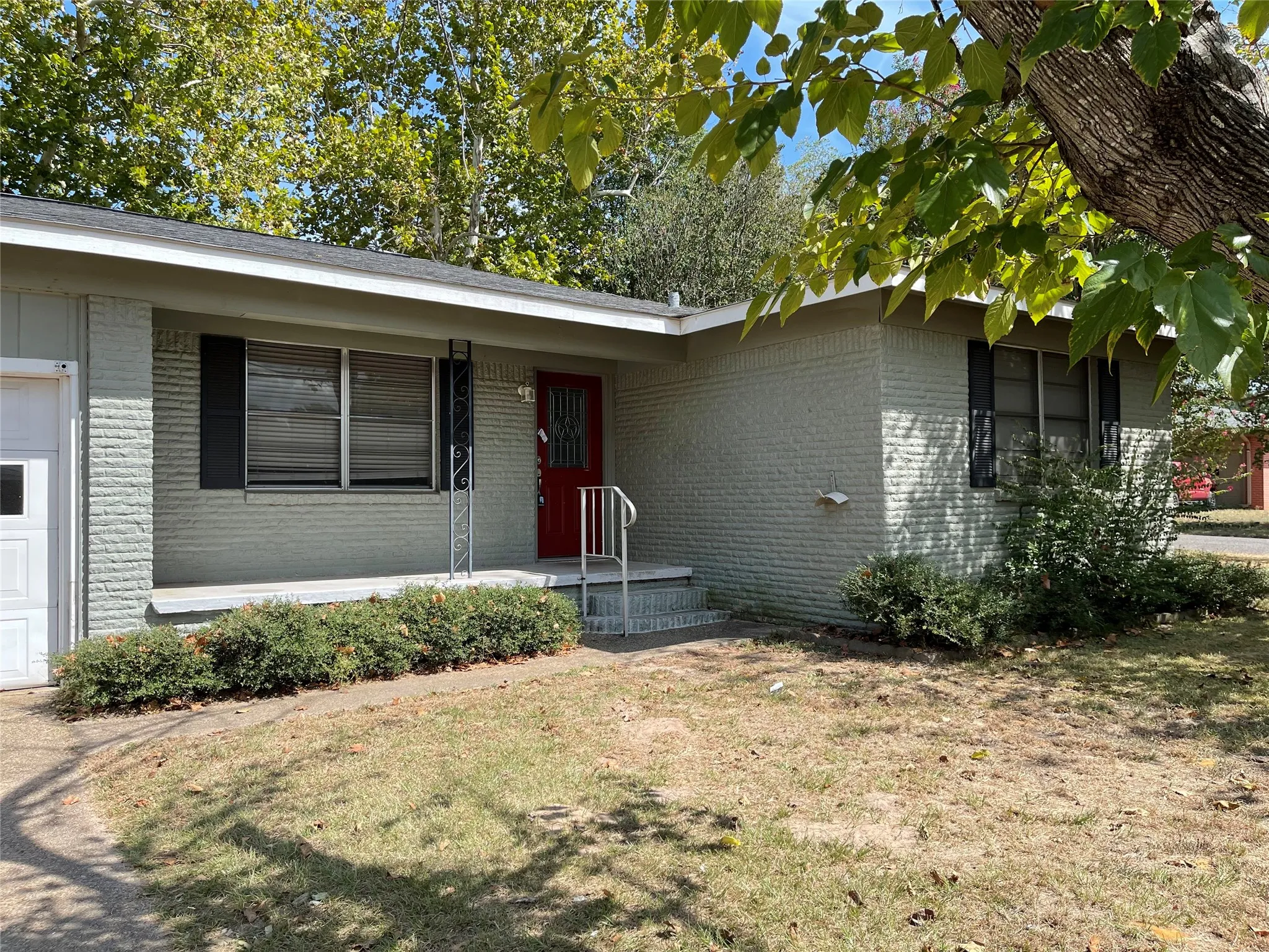 Single Family Residence For Rent in Henderson County , 1105 S Palestine Street, Athens, Texas 75751, 3 Bedroom, 2 Bathroom, 1 Garage spaces, 1,464 Sqft, built in 1964, mls#21381691, Real Estate Agent in Athens, Homes For Rent in Henderson county, Homes For Rent in Athens, Realtor in Athens Texas, Real Estate Brokerage Independent Realty Texas, Luminita Cordes Realtor