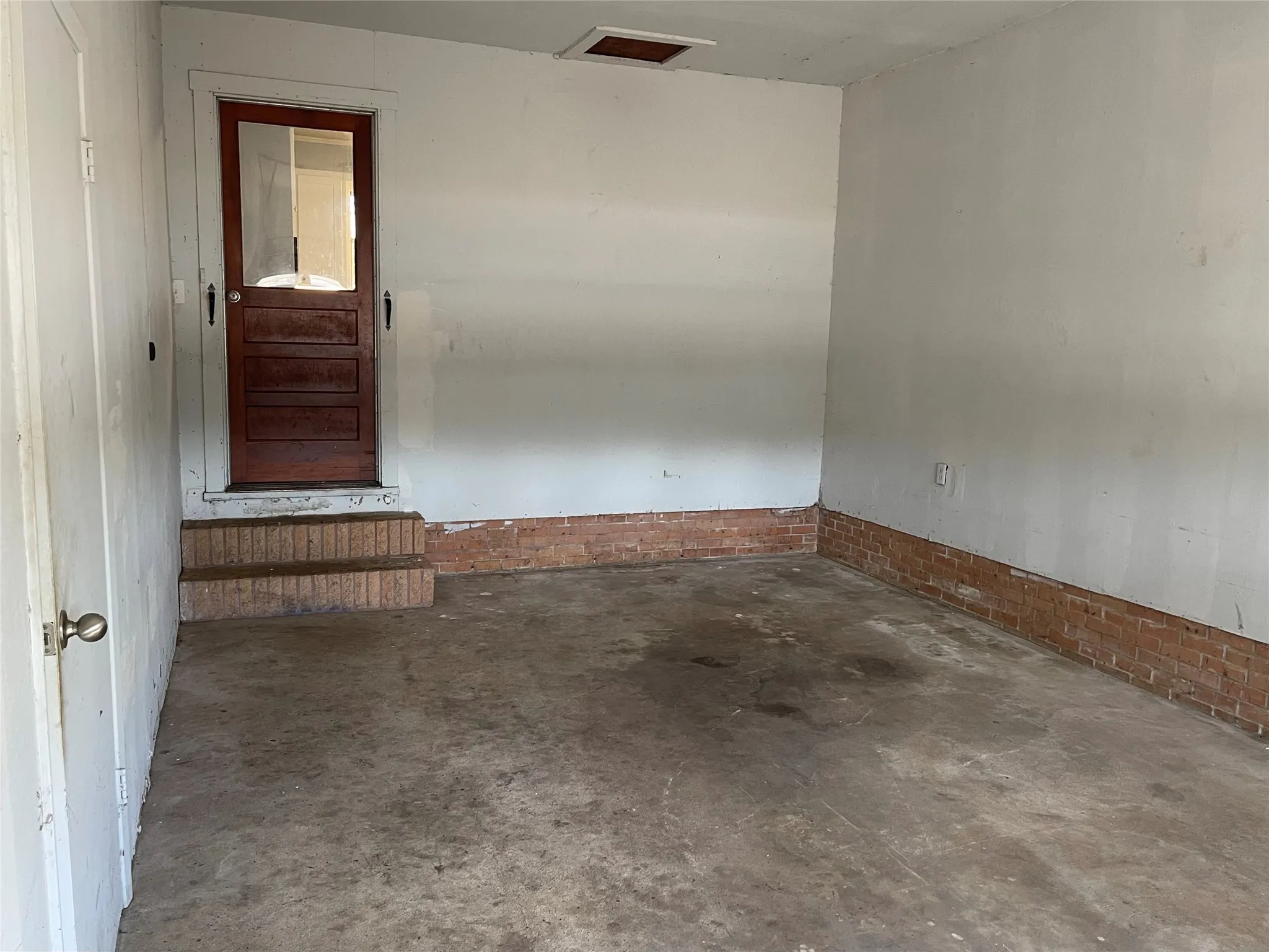 Single Family Residence For Rent in Henderson County , 1105 S Palestine Street, Athens, Texas 75751, 3 Bedroom, 2 Bathroom, 1 Garage spaces, 1,464 Sqft, built in 1964, mls#21381691, Real Estate Agent in Athens, Homes For Rent in Henderson county, Homes For Rent in Athens, Realtor in Athens Texas, Real Estate Brokerage Independent Realty Texas, Luminita Cordes Realtor