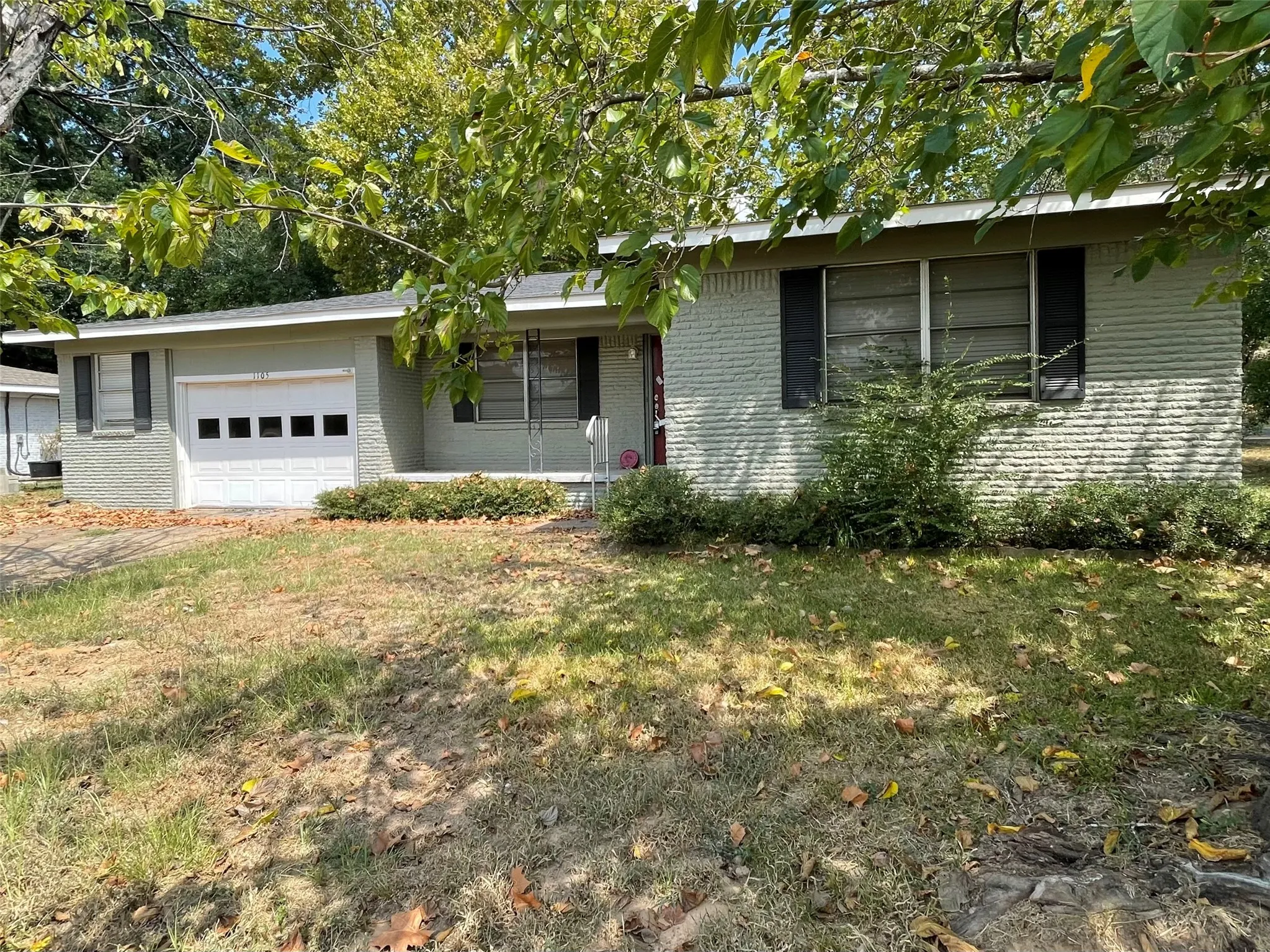 Single Family Residence For Rent in Henderson County , 1105 S Palestine Street, Athens, Texas 75751, 3 Bedroom, 2 Bathroom, 1 Garage spaces, 1,464 Sqft, built in 1964, mls#21381691, Real Estate Agent in Athens, Homes For Rent in Henderson county, Homes For Rent in Athens, Realtor in Athens Texas, Real Estate Brokerage Independent Realty Texas, Luminita Cordes Realtor