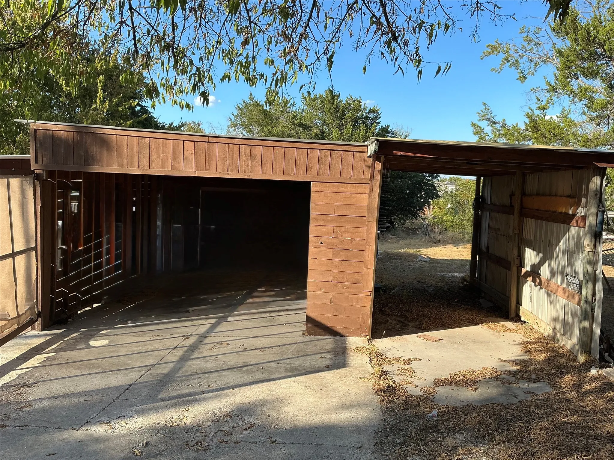Manufactured Home For Sale in Hood County , 2517 Deer Trl, Granbury, Texas 76048, 5 Bedroom, 3 Bathroom, 3 Garage spaces, 1,900 Sqft, built in 1975, mls#21378170, Real Estate Agent in Granbury, Homes For Sale in Hood county, Homes For Sale in Granbury, Realtor in Granbury Texas, Real Estate Brokerage Independent Realty Texas, Luminita Cordes Realtor