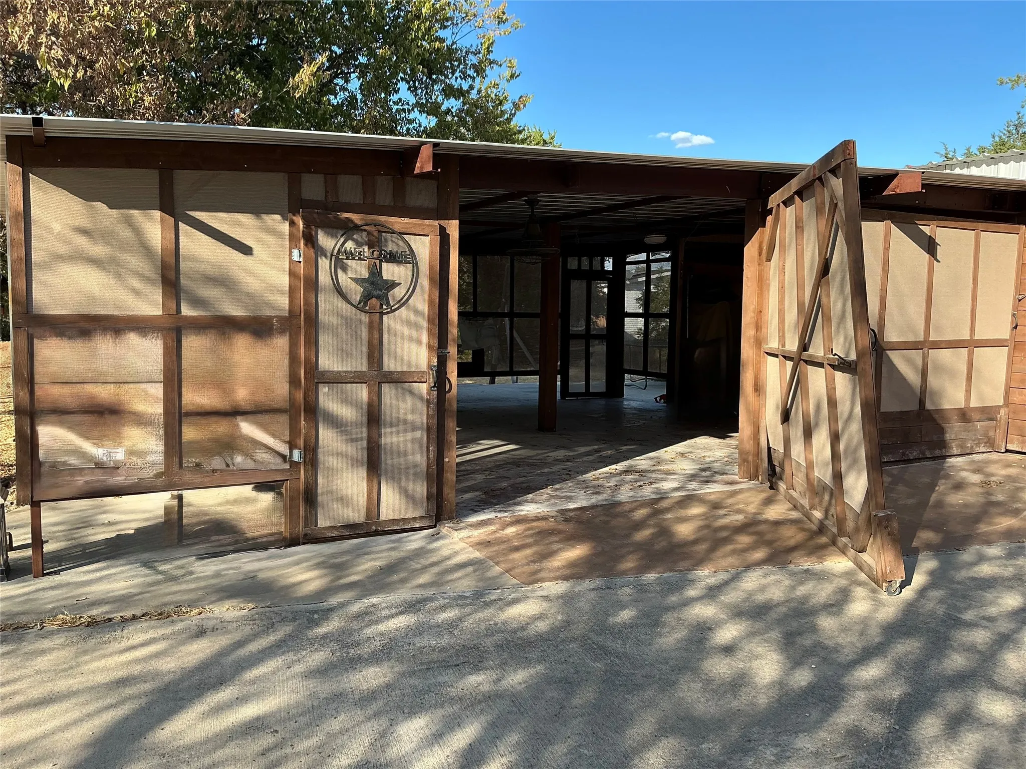 Manufactured Home For Sale in Hood County , 2517 Deer Trl, Granbury, Texas 76048, 5 Bedroom, 3 Bathroom, 3 Garage spaces, 1,900 Sqft, built in 1975, mls#21378170, Real Estate Agent in Granbury, Homes For Sale in Hood county, Homes For Sale in Granbury, Realtor in Granbury Texas, Real Estate Brokerage Independent Realty Texas, Luminita Cordes Realtor