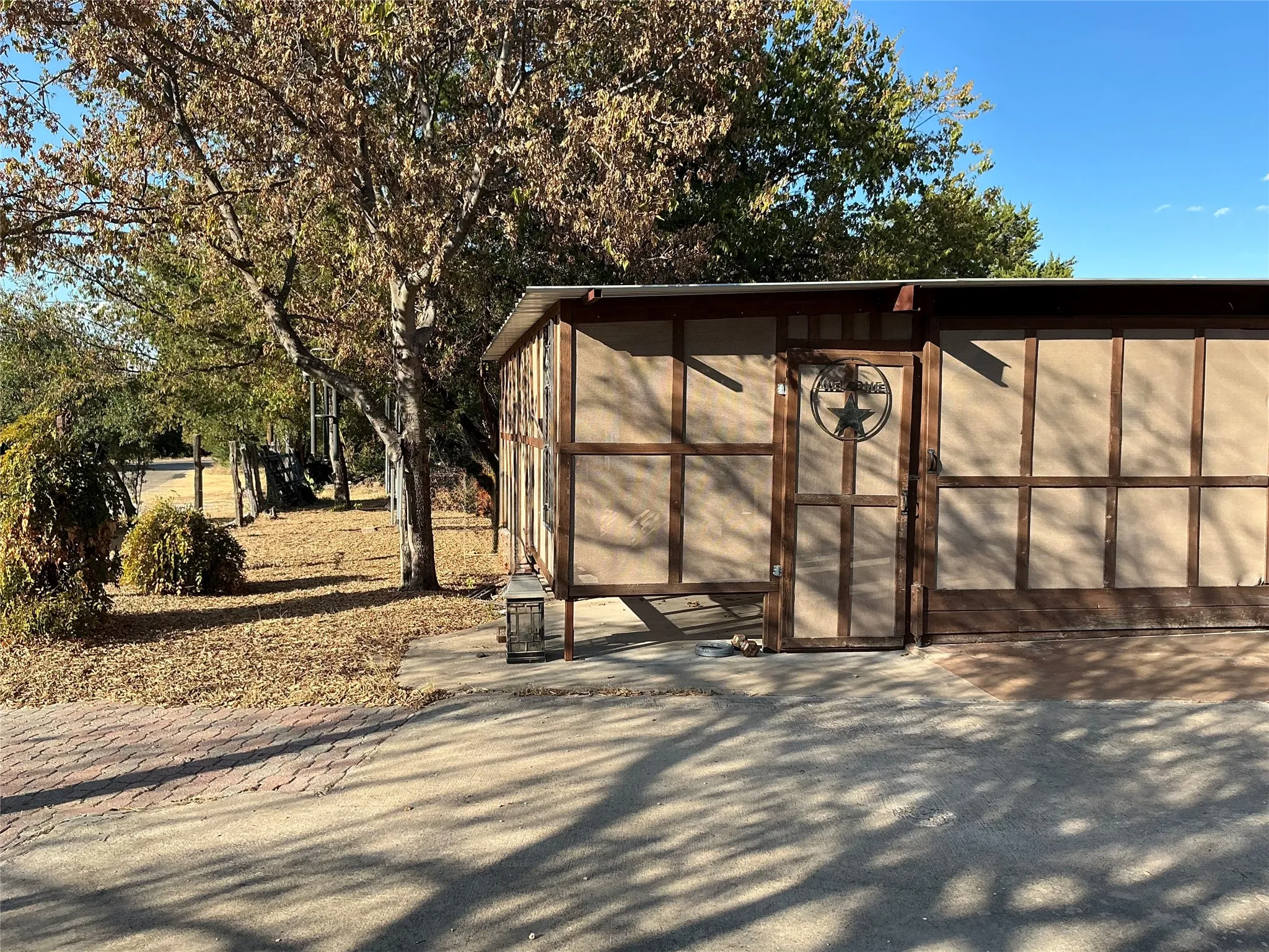 Manufactured Home For Sale in Hood County , 2517 Deer Trl, Granbury, Texas 76048, 5 Bedroom, 3 Bathroom, 3 Garage spaces, 1,900 Sqft, built in 1975, mls#21378170, Real Estate Agent in Granbury, Homes For Sale in Hood county, Homes For Sale in Granbury, Realtor in Granbury Texas, Real Estate Brokerage Independent Realty Texas, Luminita Cordes Realtor