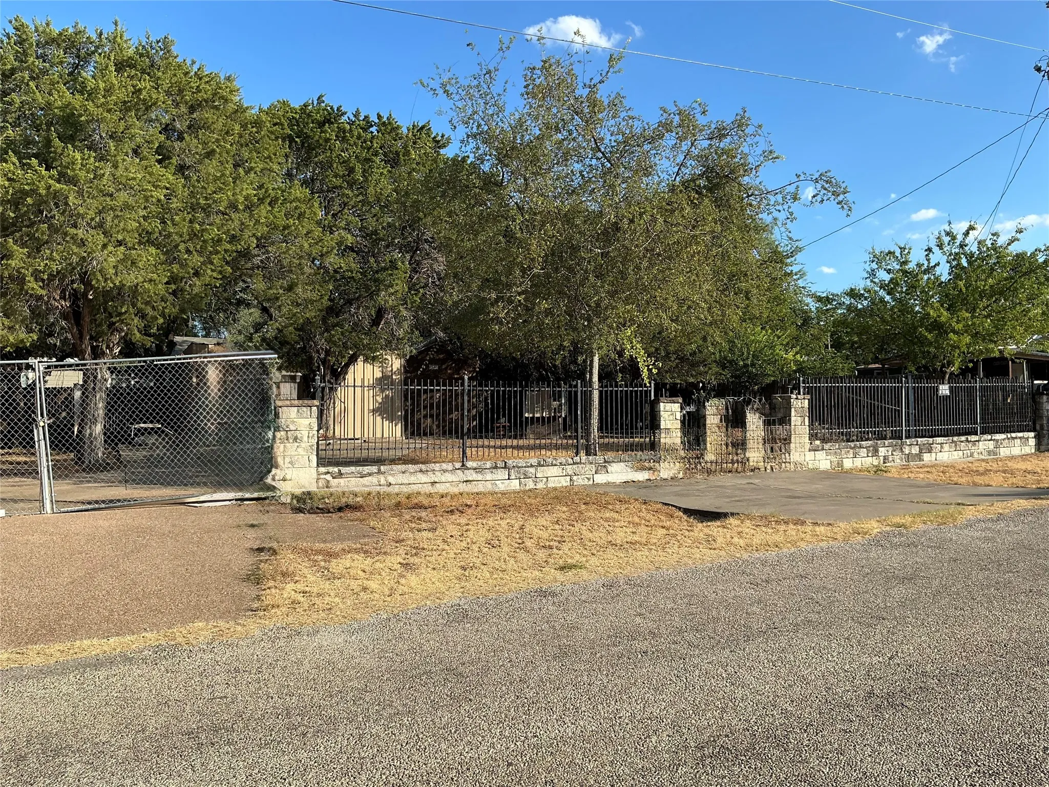 Manufactured Home For Sale in Hood County , 2517 Deer Trl, Granbury, Texas 76048, 5 Bedroom, 3 Bathroom, 3 Garage spaces, 1,900 Sqft, built in 1975, mls#21378170, Real Estate Agent in Granbury, Homes For Sale in Hood county, Homes For Sale in Granbury, Realtor in Granbury Texas, Real Estate Brokerage Independent Realty Texas, Luminita Cordes Realtor