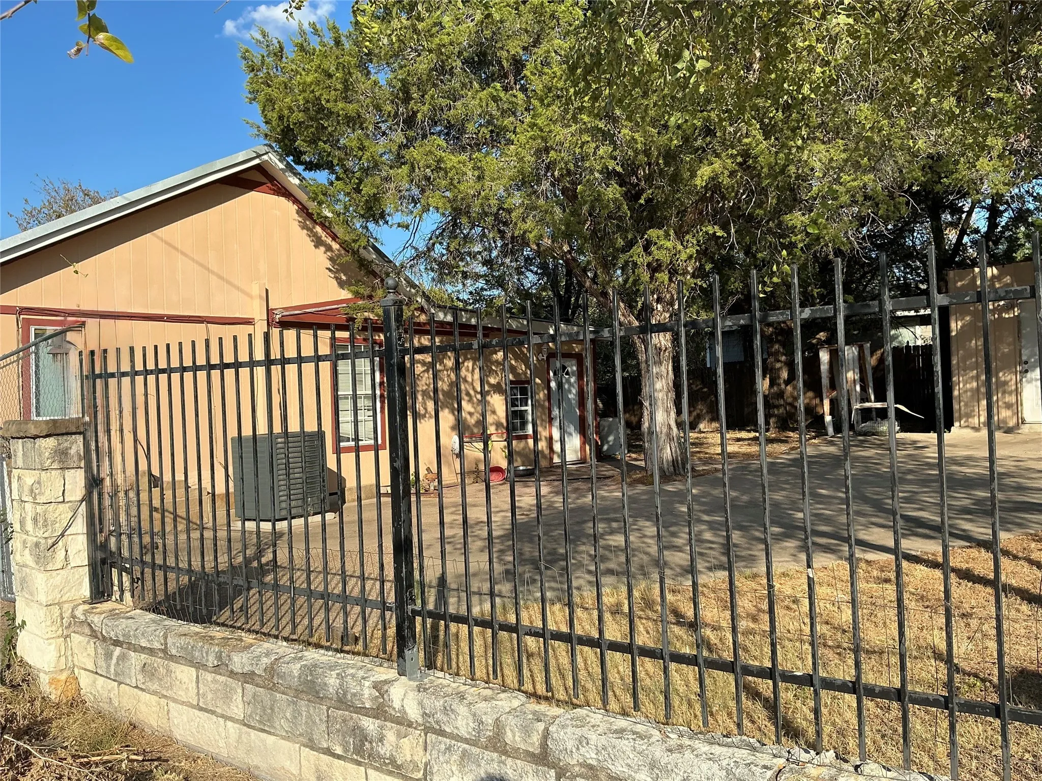 Manufactured Home For Sale in Hood County , 2517 Deer Trl, Granbury, Texas 76048, 5 Bedroom, 3 Bathroom, 3 Garage spaces, 1,900 Sqft, built in 1975, mls#21378170, Real Estate Agent in Granbury, Homes For Sale in Hood county, Homes For Sale in Granbury, Realtor in Granbury Texas, Real Estate Brokerage Independent Realty Texas, Luminita Cordes Realtor