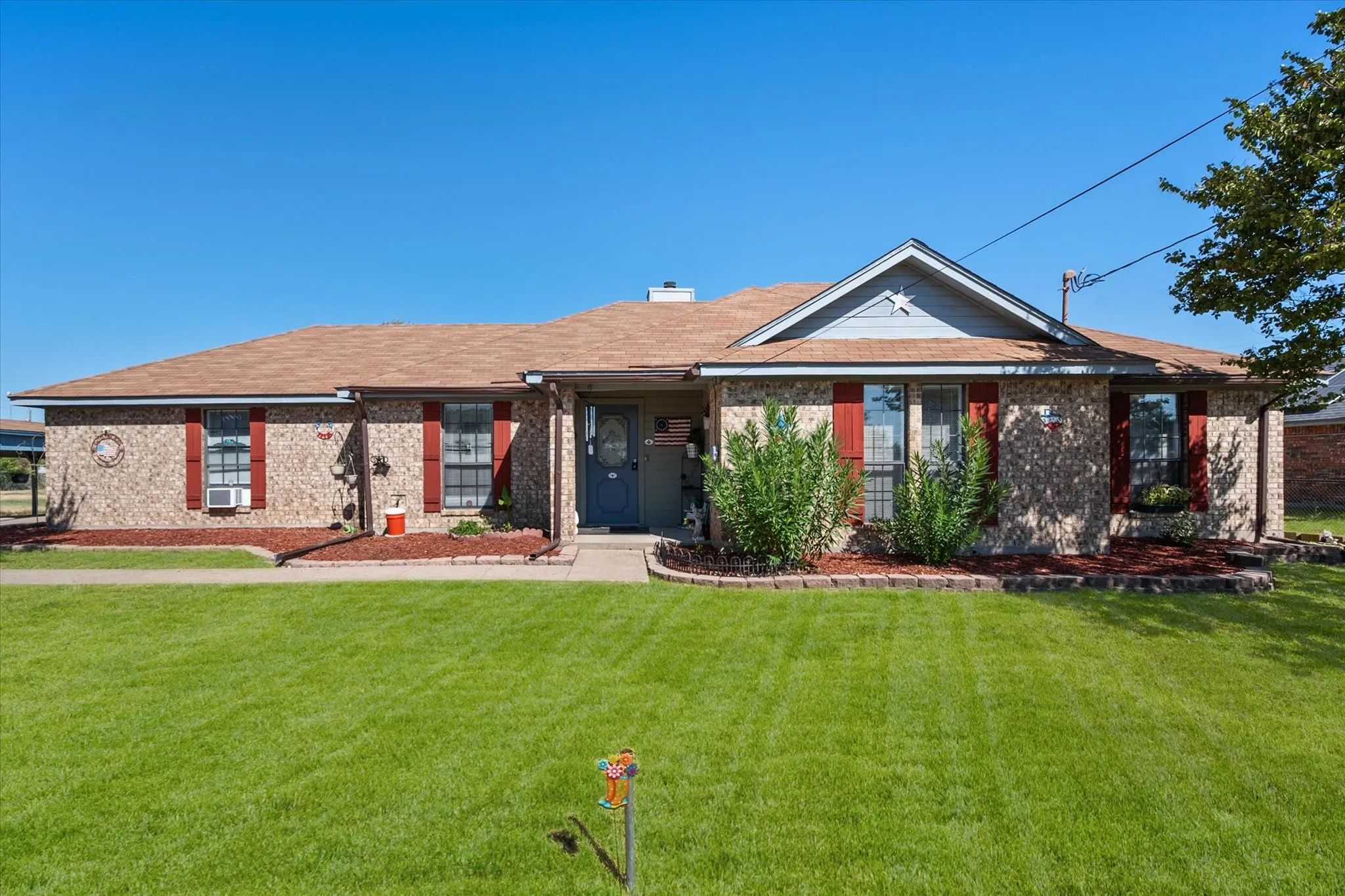Single Family Residence For Sale in Dallas County , 649 E Reindeer Road, Lancaster, Texas 75146, 4 Bedroom, 2 Bathroom, Garage spaces, 1,466 Sqft, built in 1993, mls#21382486, Real Estate Agent in Lancaster, Homes For Sale in Dallas county, Homes For Sale in Lancaster, Realtor in Lancaster Texas, Real Estate Brokerage Independent Realty Texas, Luminita Cordes Realtor