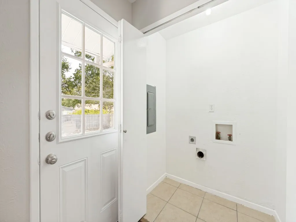 Single Family Residence For Rent in Denton County , 5225 Knox Drive, The Colony, Texas 75056, 3 Bedroom, 2 Bathroom, 2 Garage spaces, 1,335 Sqft, built in 1974, mls#21382500, Real Estate Agent in The Colony, Homes For Rent in Denton county, Homes For Rent in The Colony, Realtor in The Colony Texas, Real Estate Brokerage Independent Realty Texas, Luminita Cordes Realtor