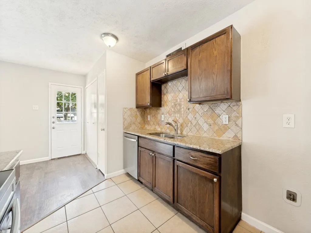 Single Family Residence For Rent in Denton County , 5225 Knox Drive, The Colony, Texas 75056, 3 Bedroom, 2 Bathroom, 2 Garage spaces, 1,335 Sqft, built in 1974, mls#21382500, Real Estate Agent in The Colony, Homes For Rent in Denton county, Homes For Rent in The Colony, Realtor in The Colony Texas, Real Estate Brokerage Independent Realty Texas, Luminita Cordes Realtor