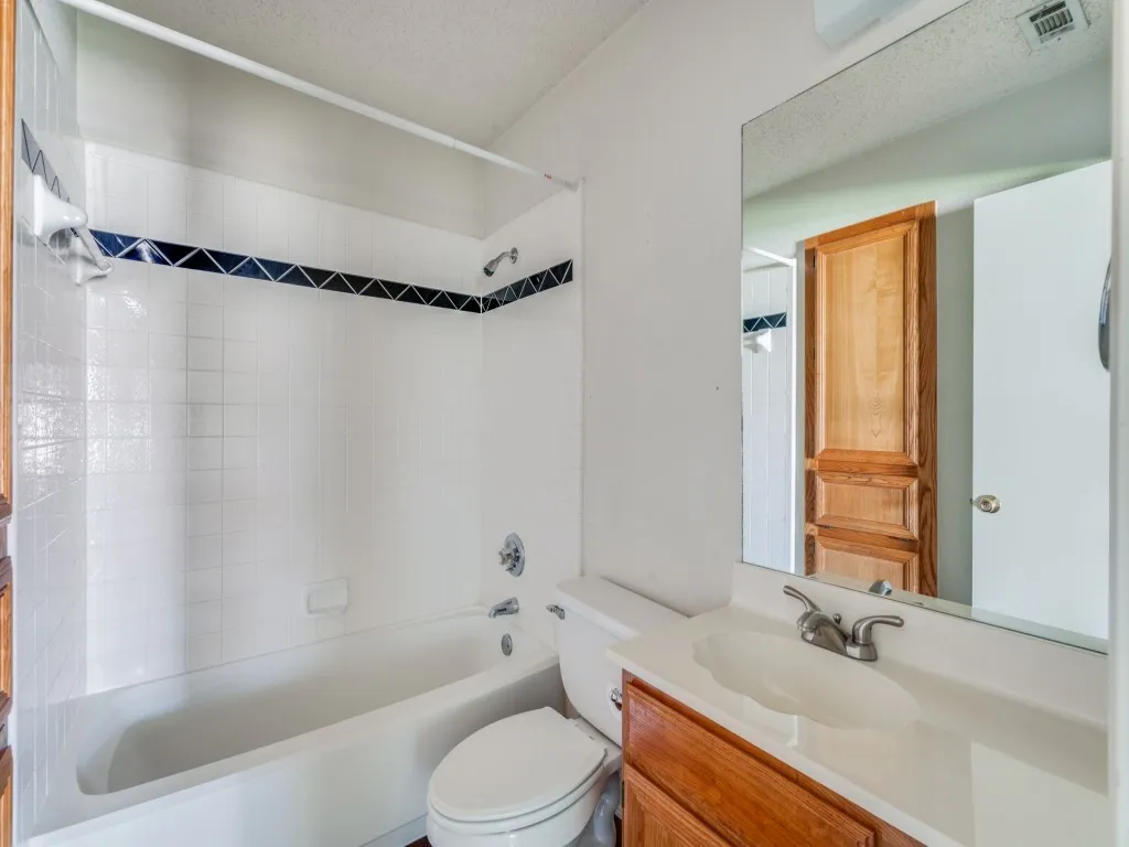 Single Family Residence For Rent in Tarrant County , 5520 Creekridge Drive, Arlington, Texas 76018, 3 Bedroom, 2 Bathroom, 2 Garage spaces, 1,328 Sqft, built in 1994, mls#21382253, Real Estate Agent in Arlington, Homes For Rent in Tarrant county, Homes For Rent in Arlington, Realtor in Arlington Texas, Real Estate Brokerage Independent Realty Texas, Luminita Cordes Realtor