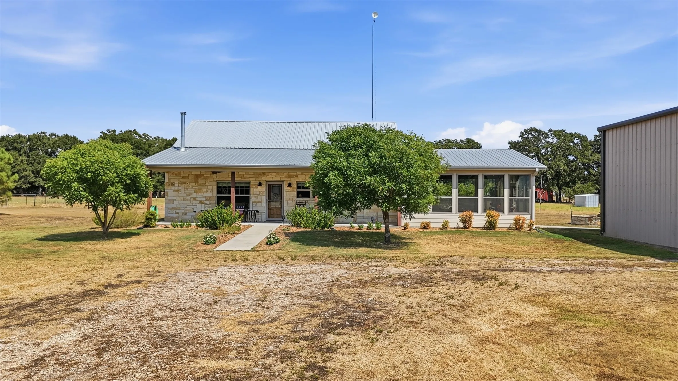 Single Family Residence For Sale in Hopkins County , 2109 County Road 1185, Sulphur Springs, Texas 75482, 2 Bedroom, 2 Bathroom, 2 Garage spaces, 1,400 Sqft, built in 2016, mls#21382182, Real Estate Agent in Sulphur Springs, Homes For Sale in Hopkins county, Homes For Sale in Sulphur Springs, Realtor in Sulphur Springs Texas, Real Estate Brokerage Independent Realty Texas, Luminita Cordes Realtor