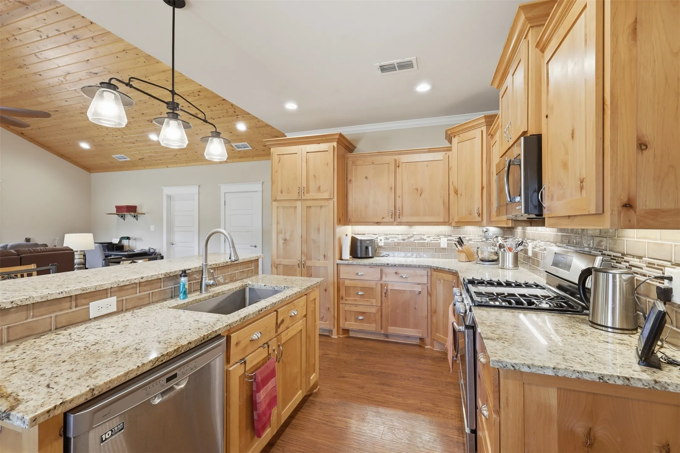 Single Family Residence For Sale in Hopkins County , 2109 County Road 1185, Sulphur Springs, Texas 75482, 2 Bedroom, 2 Bathroom, 2 Garage spaces, 1,400 Sqft, built in 2016, mls#21382182, Real Estate Agent in Sulphur Springs, Homes For Sale in Hopkins county, Homes For Sale in Sulphur Springs, Realtor in Sulphur Springs Texas, Real Estate Brokerage Independent Realty Texas, Luminita Cordes Realtor