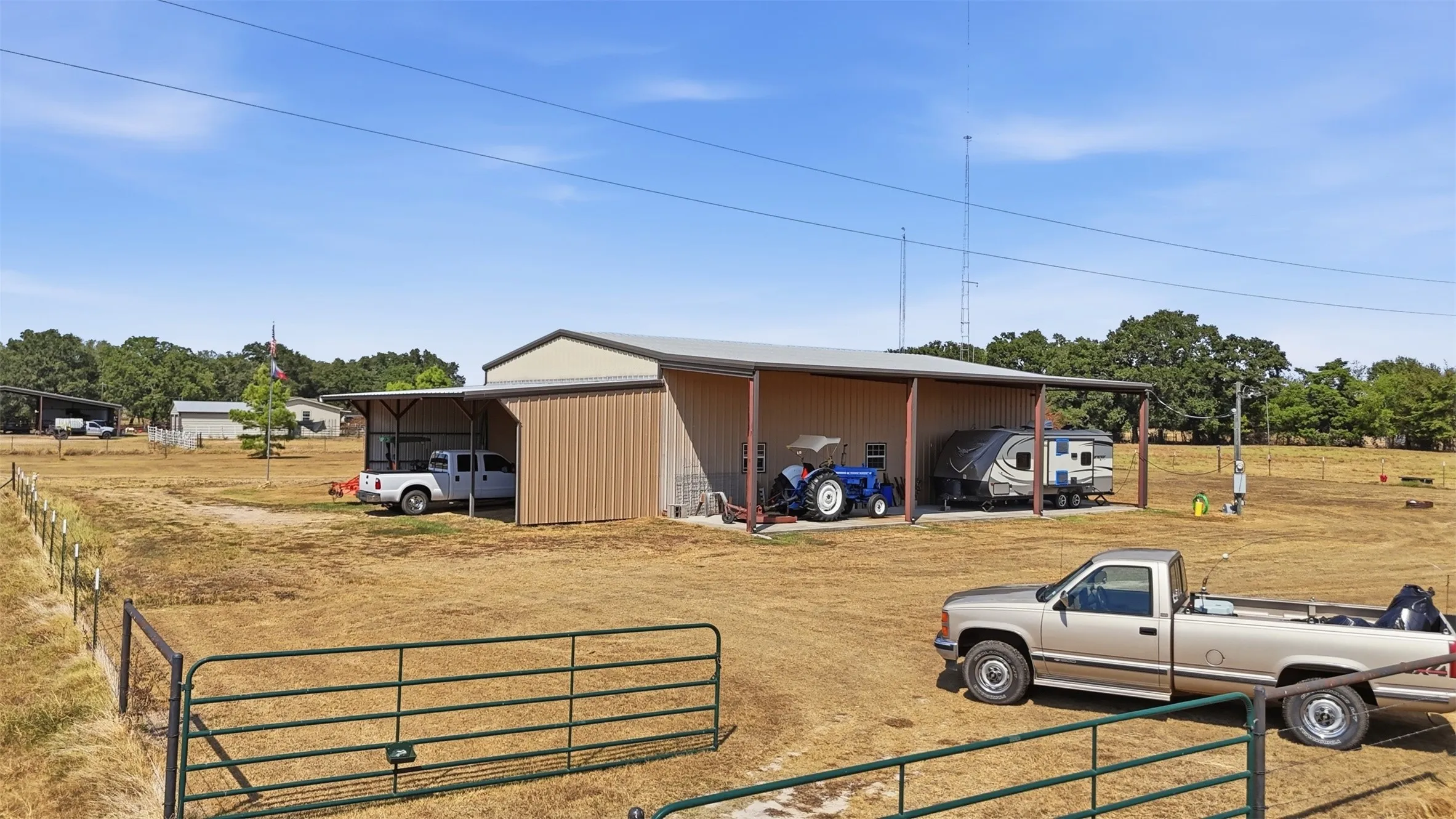 Single Family Residence For Sale in Hopkins County , 2109 County Road 1185, Sulphur Springs, Texas 75482, 2 Bedroom, 2 Bathroom, 2 Garage spaces, 1,400 Sqft, built in 2016, mls#21382182, Real Estate Agent in Sulphur Springs, Homes For Sale in Hopkins county, Homes For Sale in Sulphur Springs, Realtor in Sulphur Springs Texas, Real Estate Brokerage Independent Realty Texas, Luminita Cordes Realtor