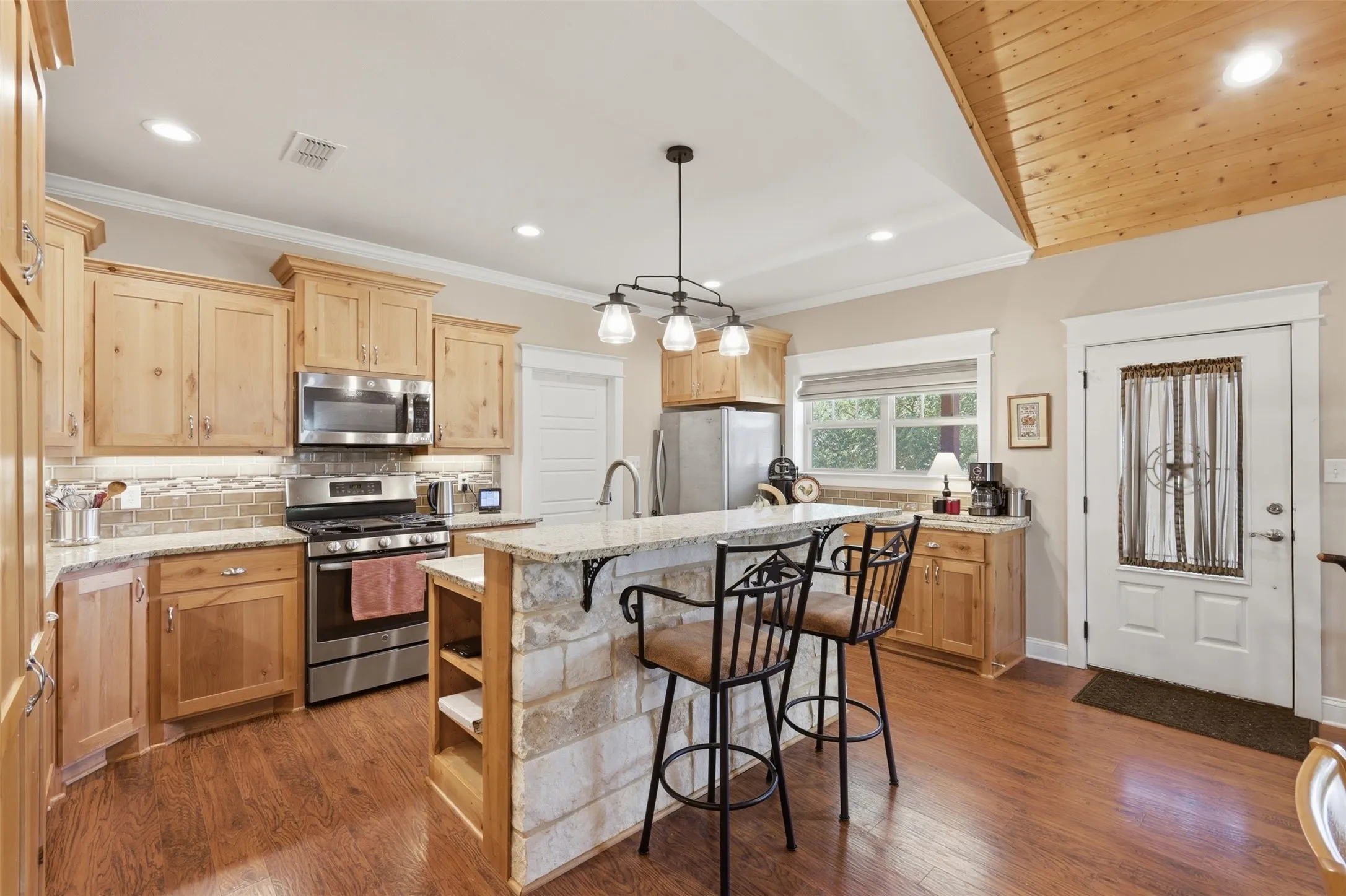 Single Family Residence For Sale in Hopkins County , 2109 County Road 1185, Sulphur Springs, Texas 75482, 2 Bedroom, 2 Bathroom, 2 Garage spaces, 1,400 Sqft, built in 2016, mls#21382182, Real Estate Agent in Sulphur Springs, Homes For Sale in Hopkins county, Homes For Sale in Sulphur Springs, Realtor in Sulphur Springs Texas, Real Estate Brokerage Independent Realty Texas, Luminita Cordes Realtor