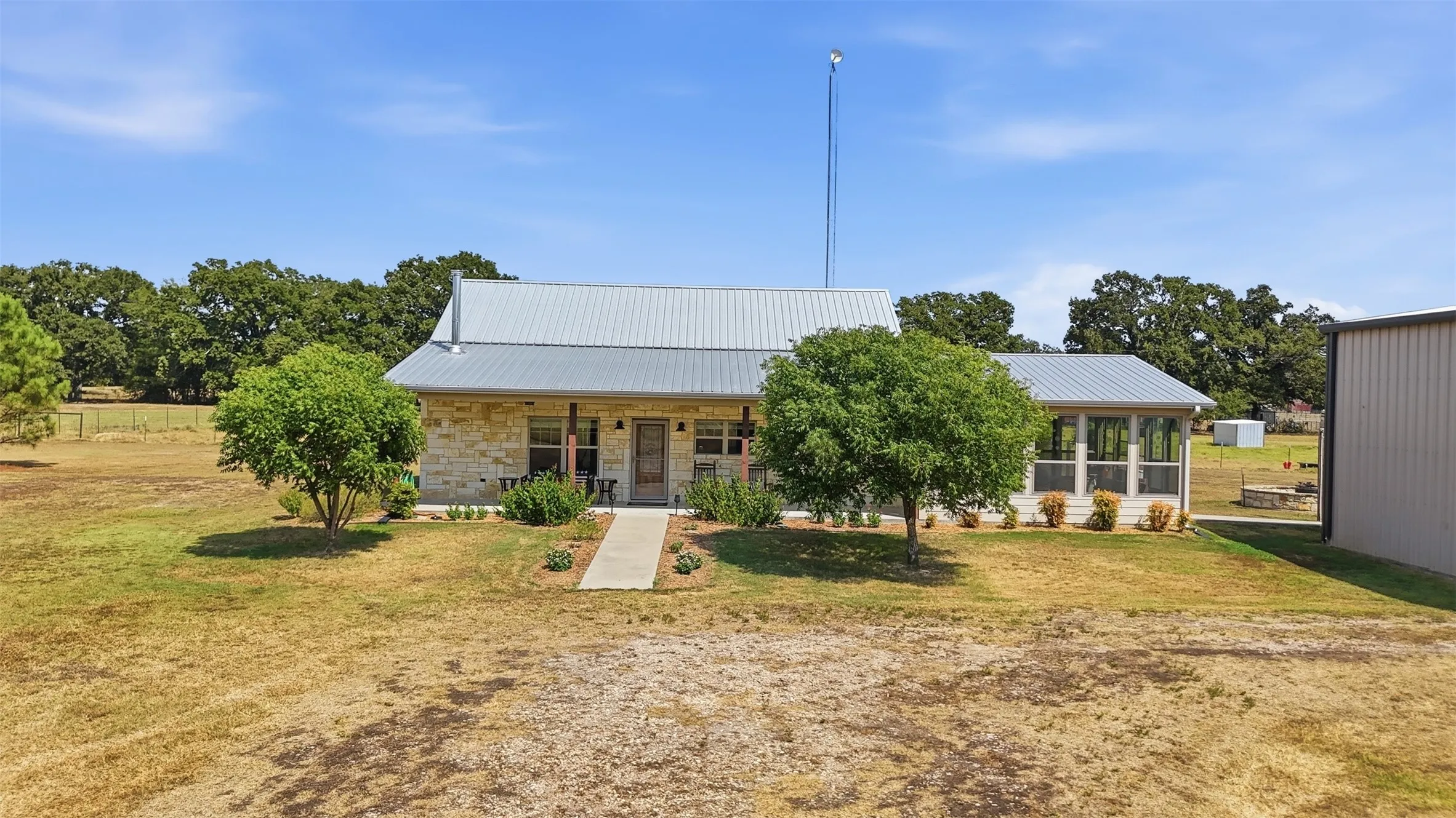 Single Family Residence For Sale in Hopkins County , 2109 County Road 1185, Sulphur Springs, Texas 75482, 2 Bedroom, 2 Bathroom, 2 Garage spaces, 1,400 Sqft, built in 2016, mls#21382182, Real Estate Agent in Sulphur Springs, Homes For Sale in Hopkins county, Homes For Sale in Sulphur Springs, Realtor in Sulphur Springs Texas, Real Estate Brokerage Independent Realty Texas, Luminita Cordes Realtor