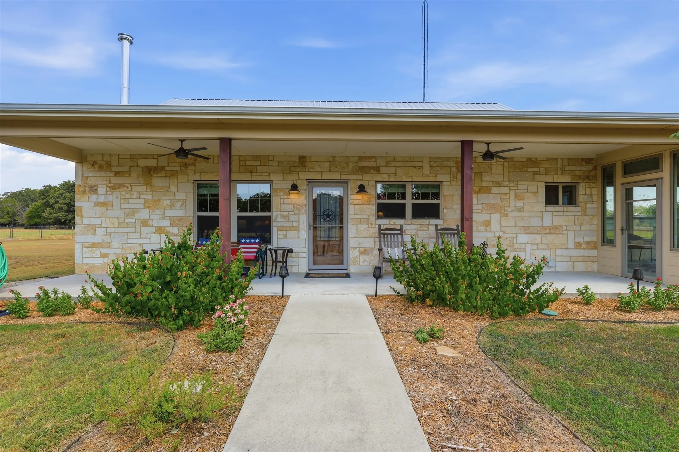 Single Family Residence For Sale in Hopkins County , 2109 County Road 1185, Sulphur Springs, Texas 75482, 2 Bedroom, 2 Bathroom, 2 Garage spaces, 1,400 Sqft, built in 2016, mls#21382182, Real Estate Agent in Sulphur Springs, Homes For Sale in Hopkins county, Homes For Sale in Sulphur Springs, Realtor in Sulphur Springs Texas, Real Estate Brokerage Independent Realty Texas, Luminita Cordes Realtor