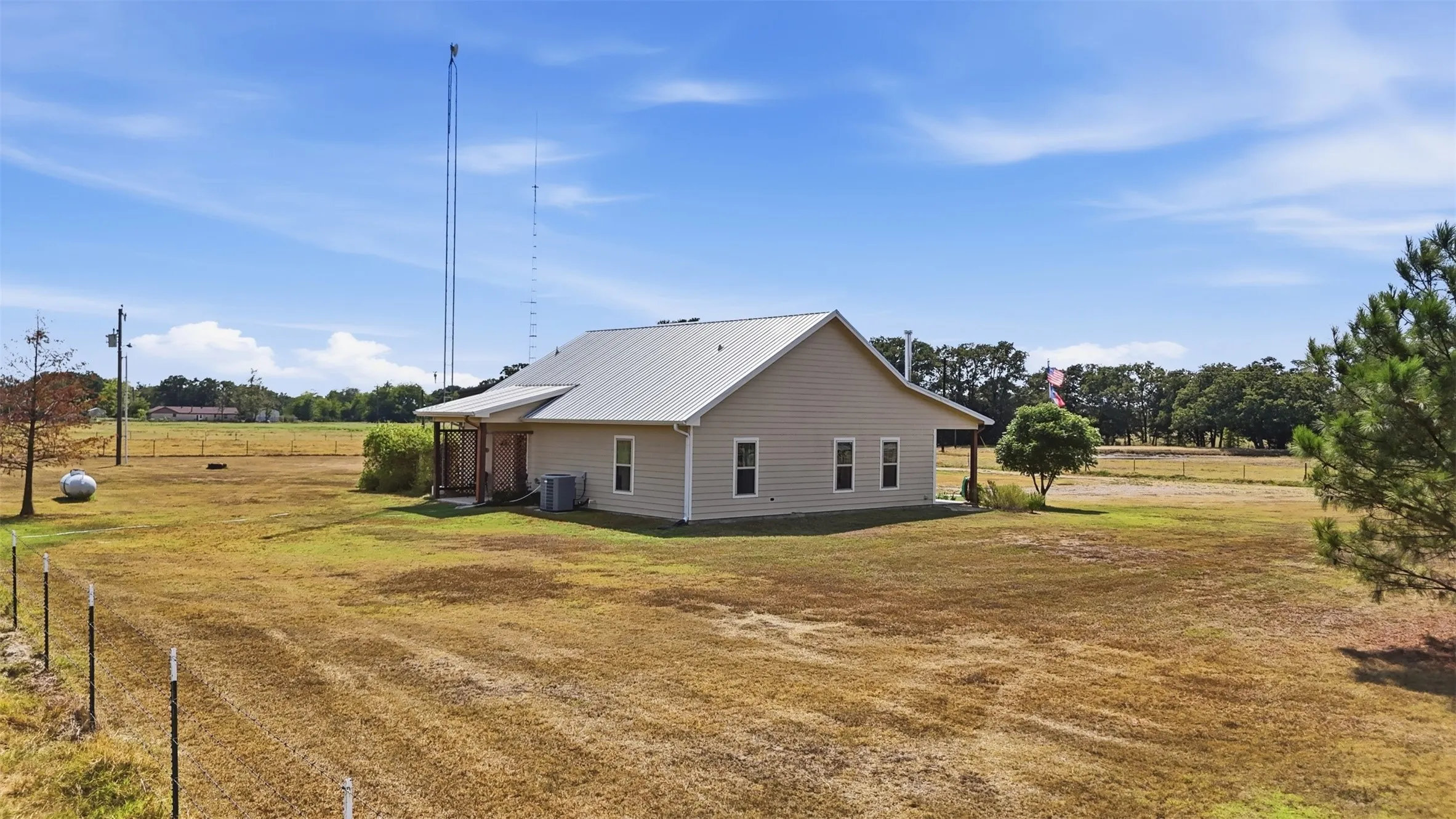 Single Family Residence For Sale in Hopkins County , 2109 County Road 1185, Sulphur Springs, Texas 75482, 2 Bedroom, 2 Bathroom, 2 Garage spaces, 1,400 Sqft, built in 2016, mls#21382182, Real Estate Agent in Sulphur Springs, Homes For Sale in Hopkins county, Homes For Sale in Sulphur Springs, Realtor in Sulphur Springs Texas, Real Estate Brokerage Independent Realty Texas, Luminita Cordes Realtor